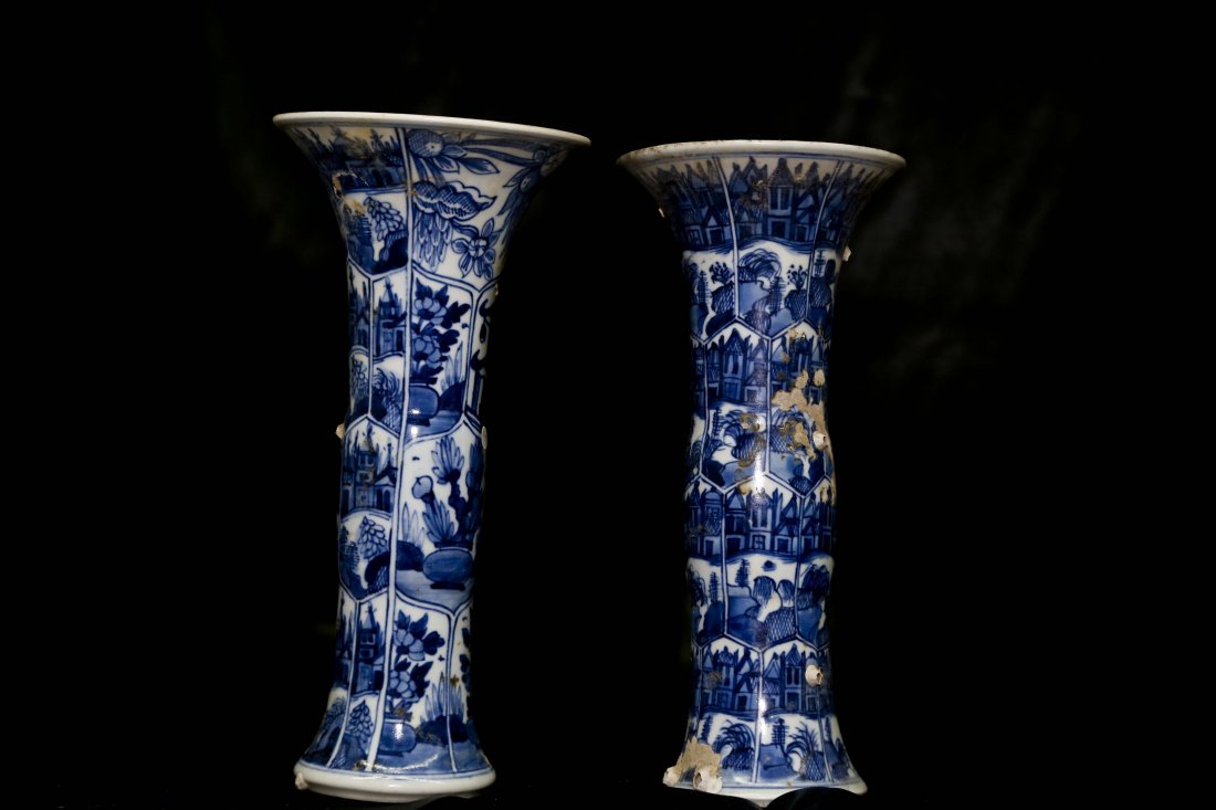 A pair of Chinese blue & white porcelain beakers: A pair of Chinese blue & white porcelain beakers, Kangxi export, collected form a sank boat in the south of Asia, H25, 64cm