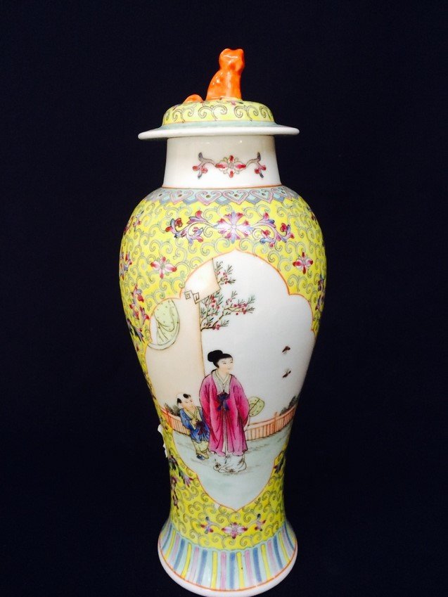Dr. Lin 268: A very rare, meticulously decorated vase (1 of 6)