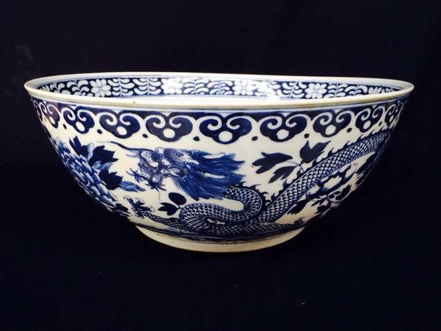Dr. Lin 246: A very rare, large blue-&-white bowl (1 of 8)