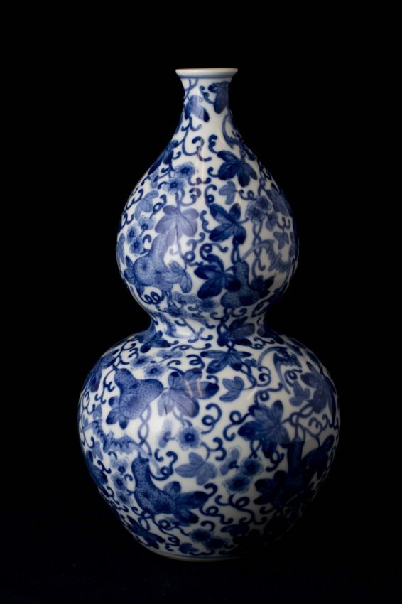 A Chinese blue and white double gourd vase (1 of 9)