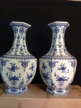 A Pair of Blue and White Vase (1 of 10)