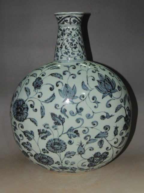 A Blue and White Porcelain Vase (1 of 8)