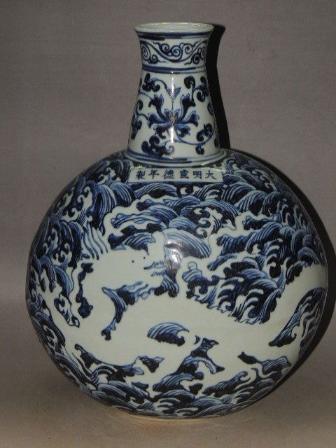 A Blue and White Porcelain Dragon Vase (1 of 8)