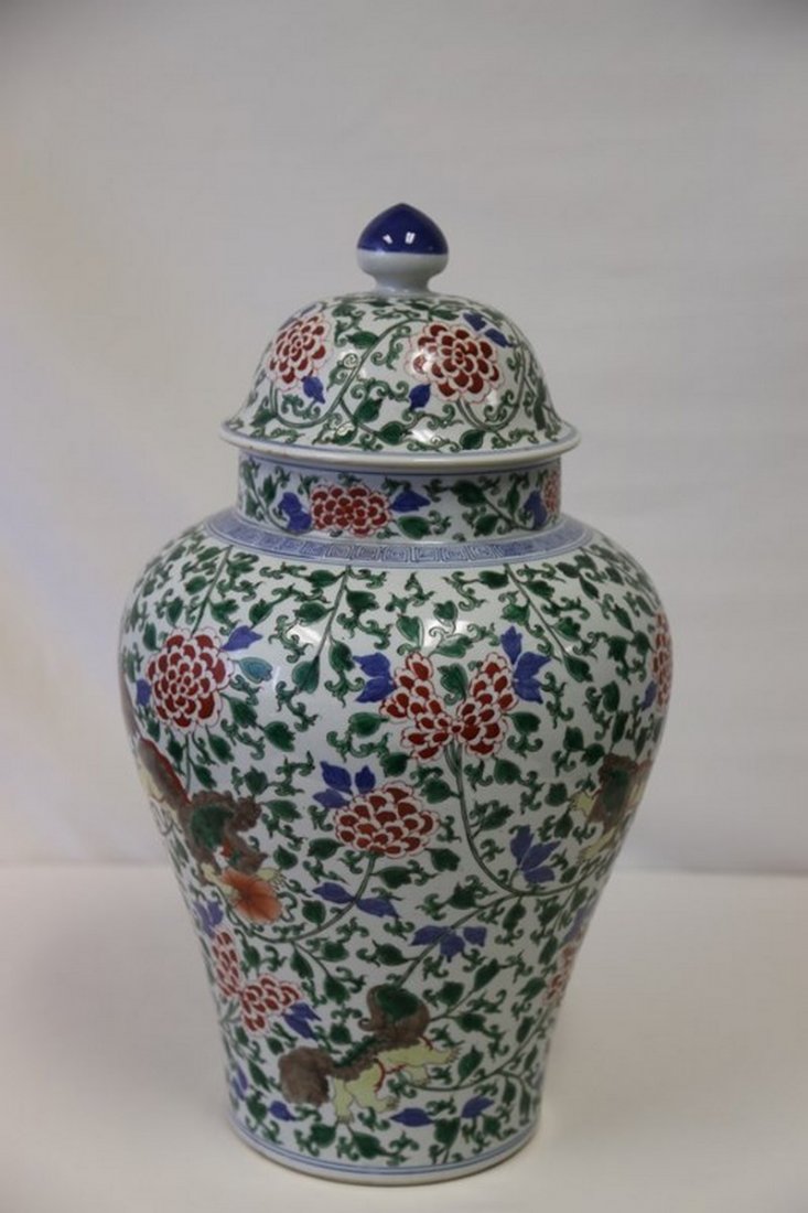 A Wucai Porcelain Pot (1 of 9)
