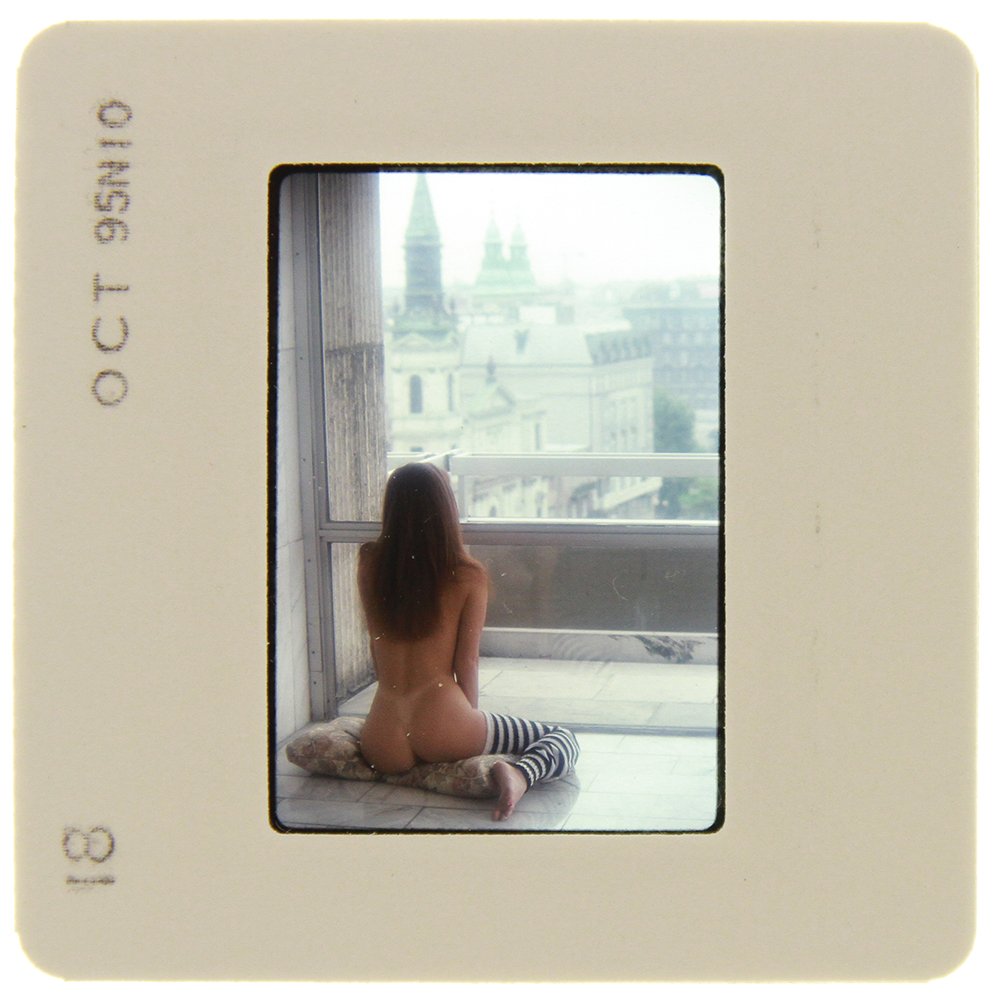 Original 35mm Andi Sue Irwin 1995 By Bob Guccione: Original nude, erotic, 35mm slide features Andi Sue Irwin taken by Bob Guccione in 1995. Print and/or markings on the slide mount are original. Print and/or markings on the slide mount are original.