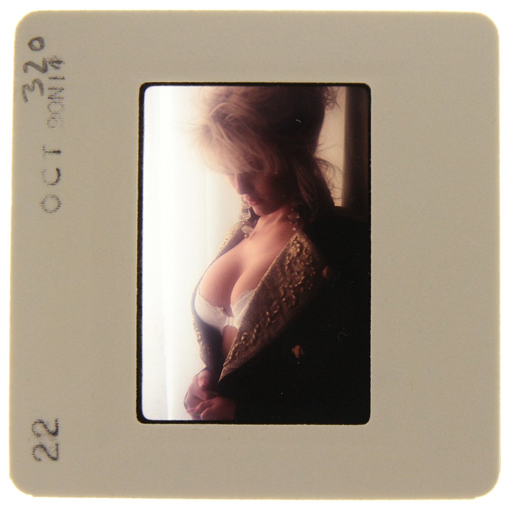 Original 35mm Simone Brigitte 1991 By Bob Guccione: Original nude, erotic, 35mm slide features Simone Brigitte taken by Bob Guccione in 1991. Print and/or markings on the slide mount are original.
