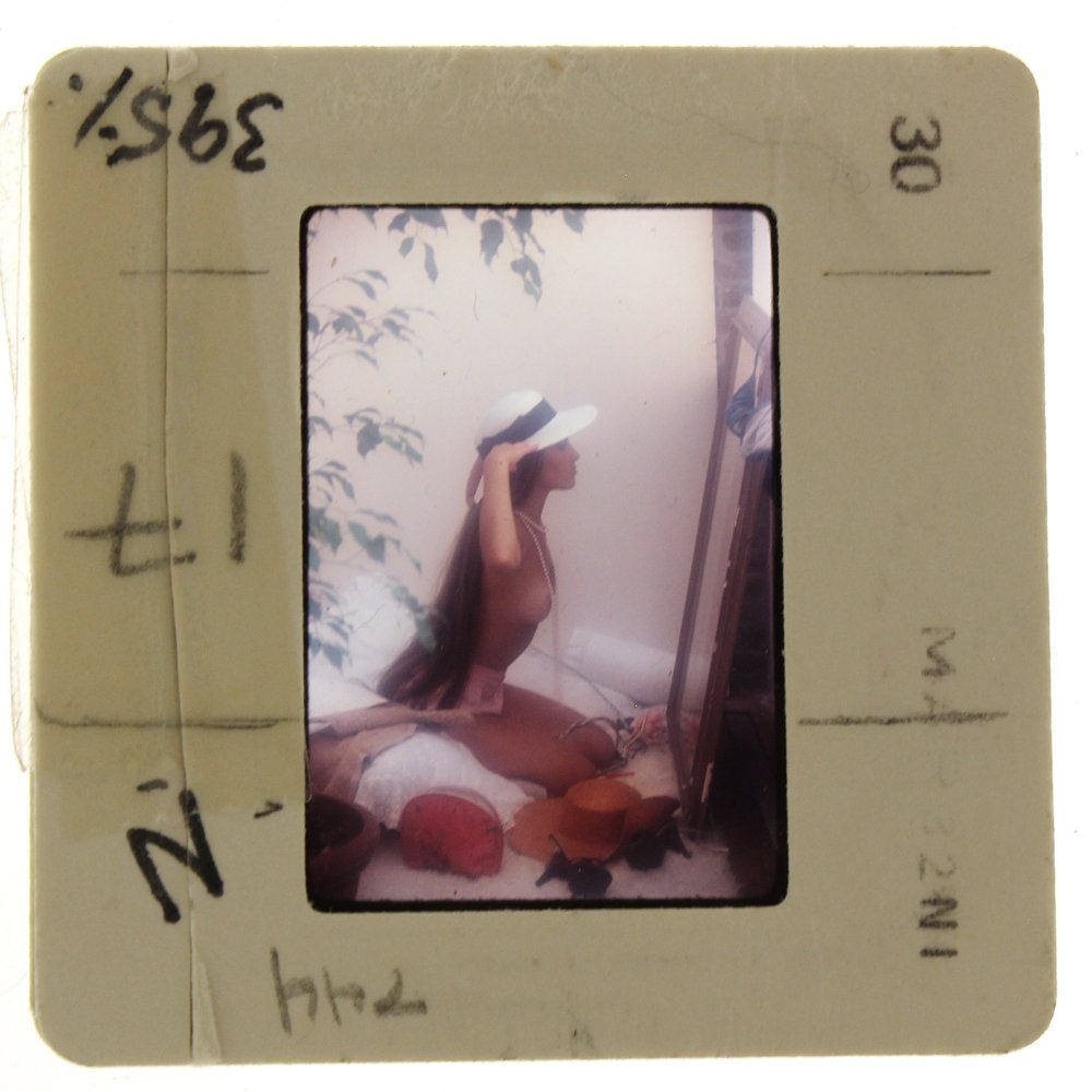 Original 35mm Lari Jones 1982 By Bob Guccione: Original nude, erotic, 35mm slide features Lari Jones taken by Bob Guccione in 1982. Print and/or markings on the slide mount are original.