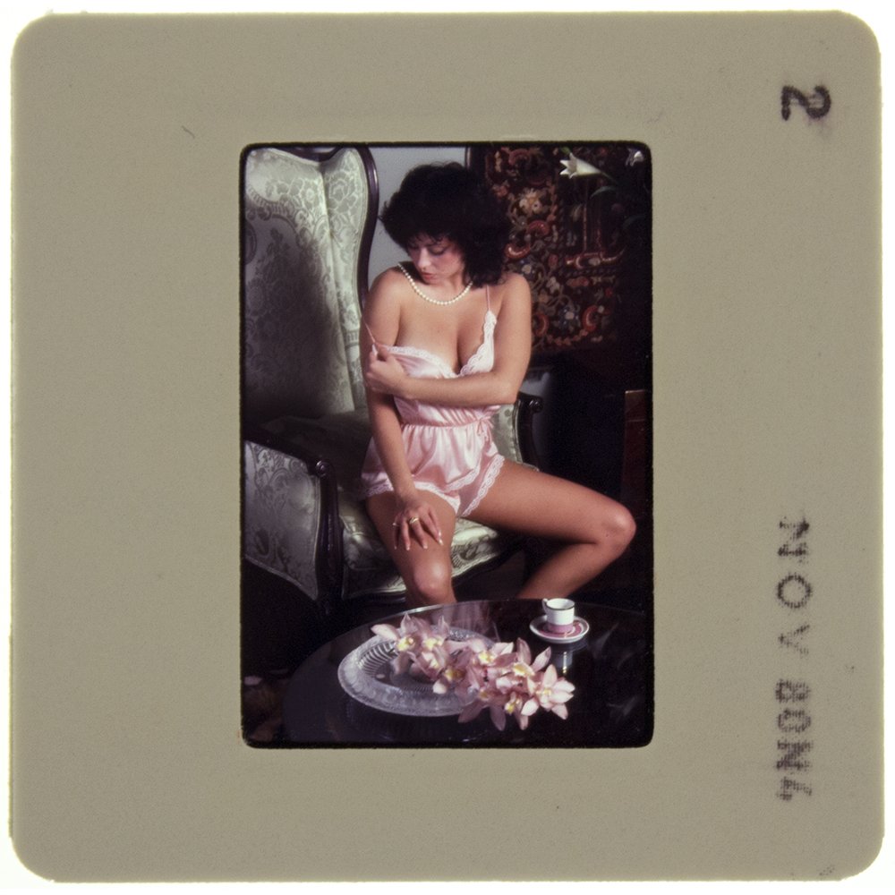 Original 35mm Leslie Brugman 1980 By Pat Hill: Original nude, erotic, 35mm slide features Leslie Brugman taken by an Pat Hill in 1980. Print and/or markings on the slide mount are original.