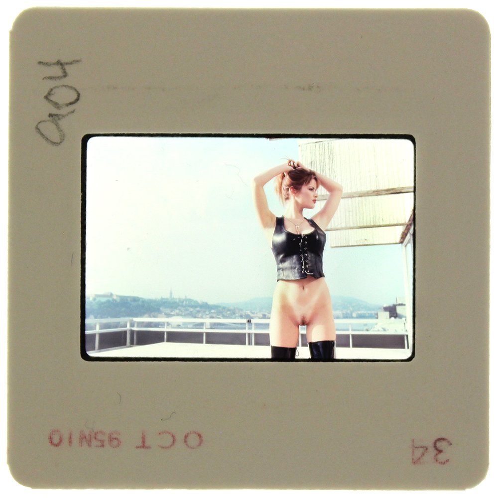 Original 35mm Andi Sue Irwin 1995 By Bob Guccione: Original nude, erotic, 35mm slide features Andi Sue Irwin taken by Bob Guccione in 1995. Print and/or markings on the slide mount are original. Print and/or markings on the slide mount are original.