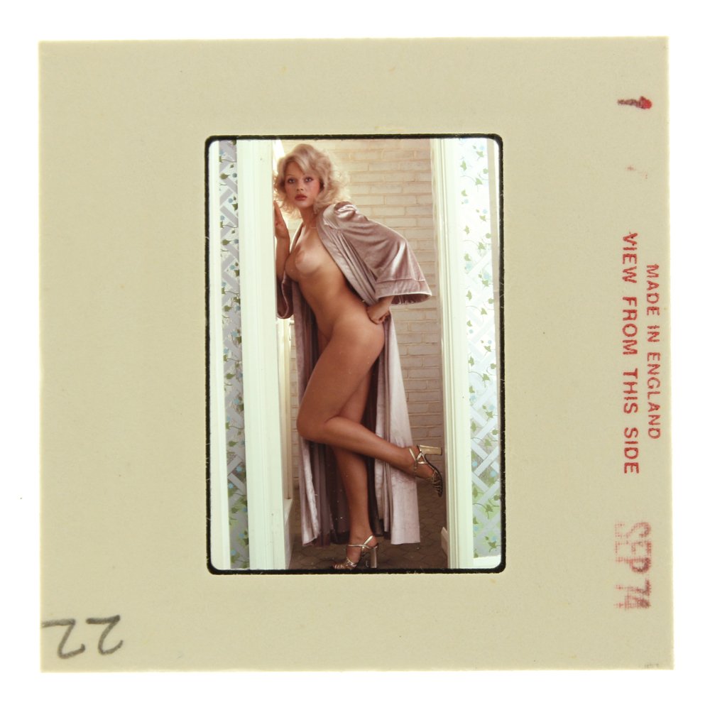 Original 35mm Lillian Muller 1974 By Suze Randall: Original nude, erotic, 35mm slide features Lillian Muller taken by Suze Randall in 1974. Print and/or markings on the slide mount are original.