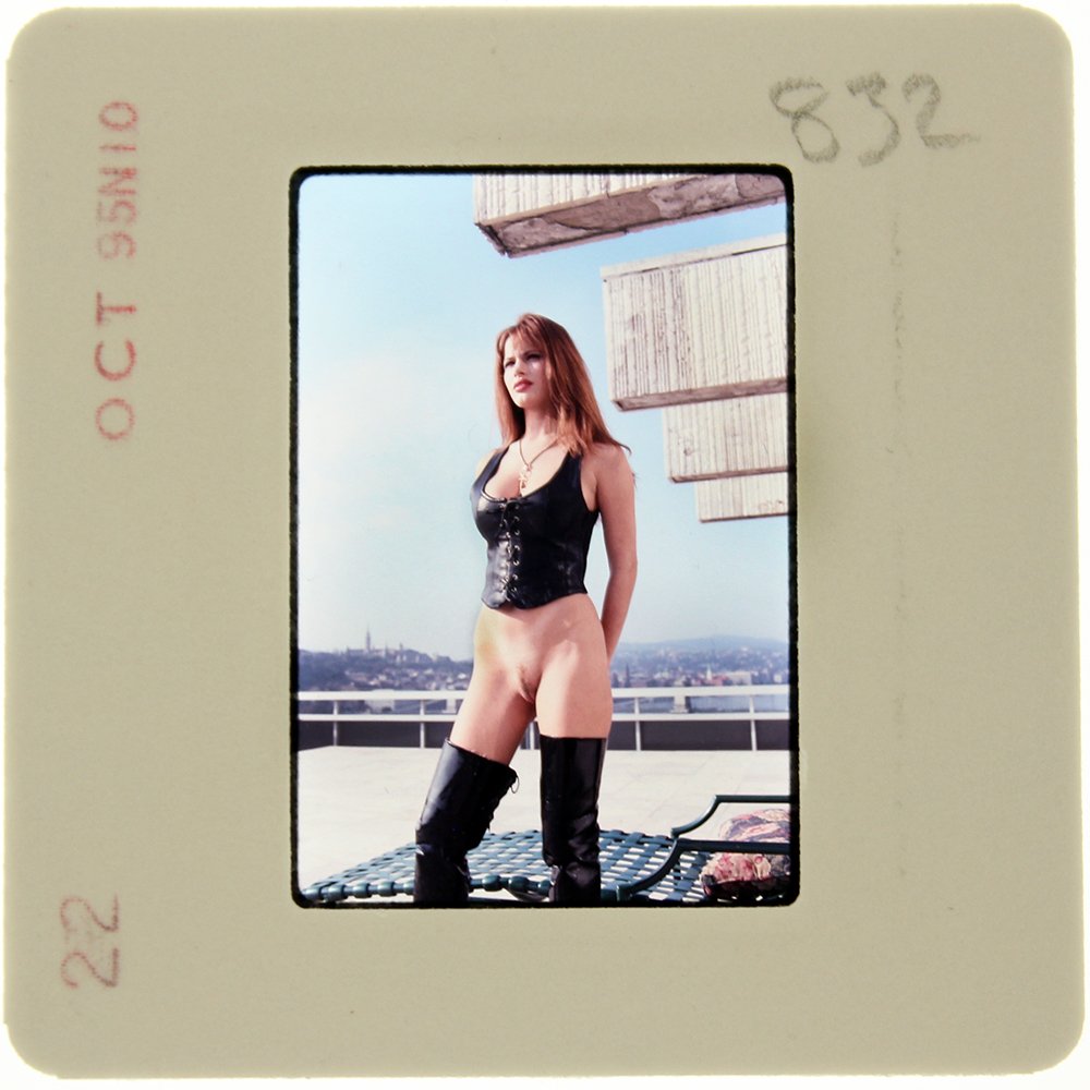 Andi Sue Irwin 1995 35mm By Bob Guccione: Original nude, erotic, 35mm slide features Andi Sue Irwin taken by Bob Guccione in 1995. Print and/or markings on the slide mount are original. Print and/or markings on the slide mount are original.