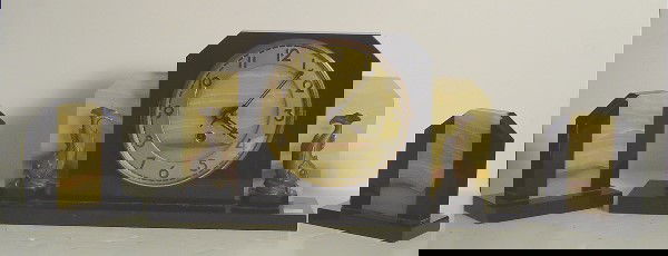 FRENCH ART DECO CLOCK GARNITURE, ONYX AND AGATE OR: FRENCH ART DECO CLOCK GARNITURE, ONYX AND AGATE OR MARBLE, WITH LEAPING FISH DESIGN CIRCA 1930