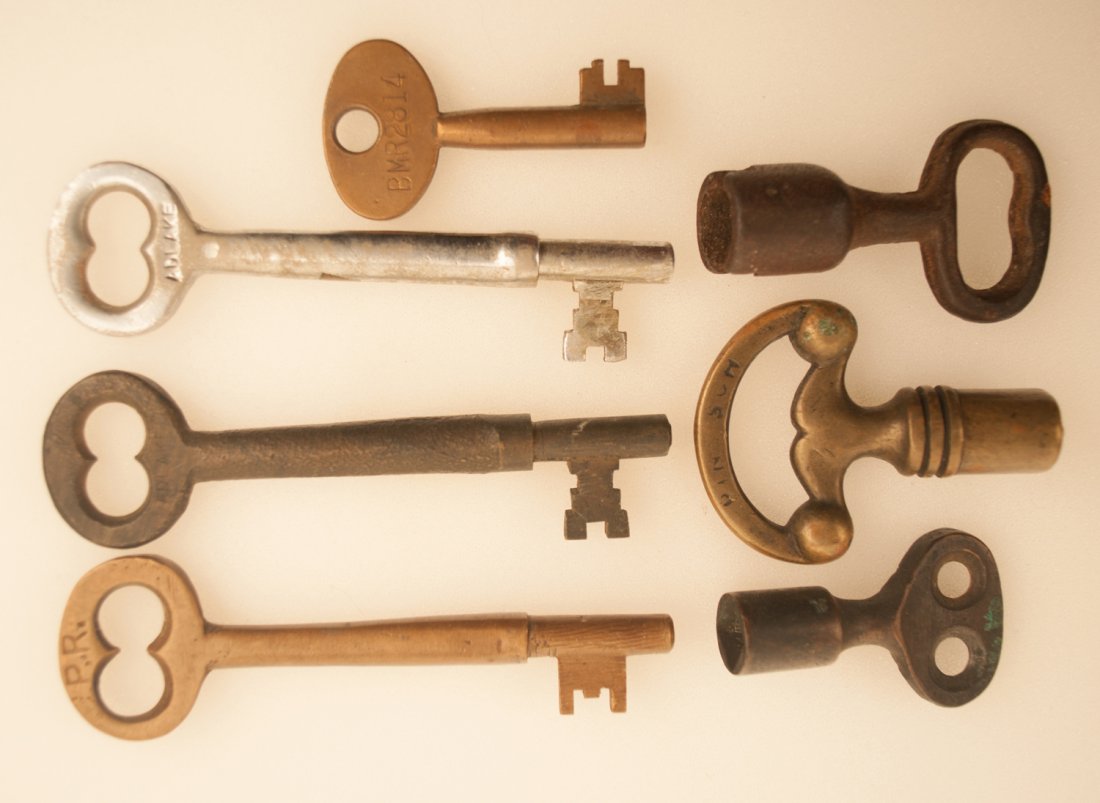 Group of 7 Oiler & Coach Keys (1 of 3)