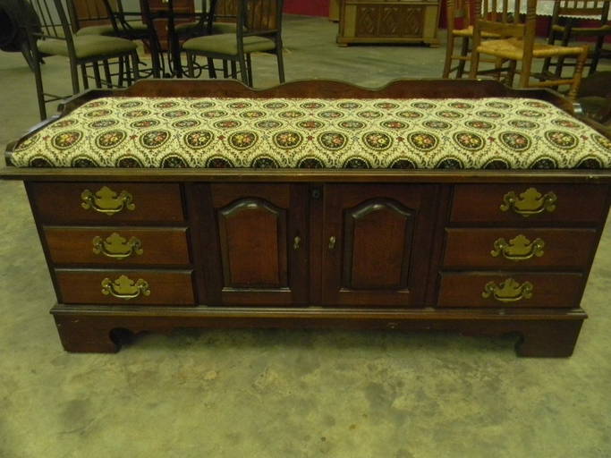 Lane Cedar Chest With Needlepoint Design Top