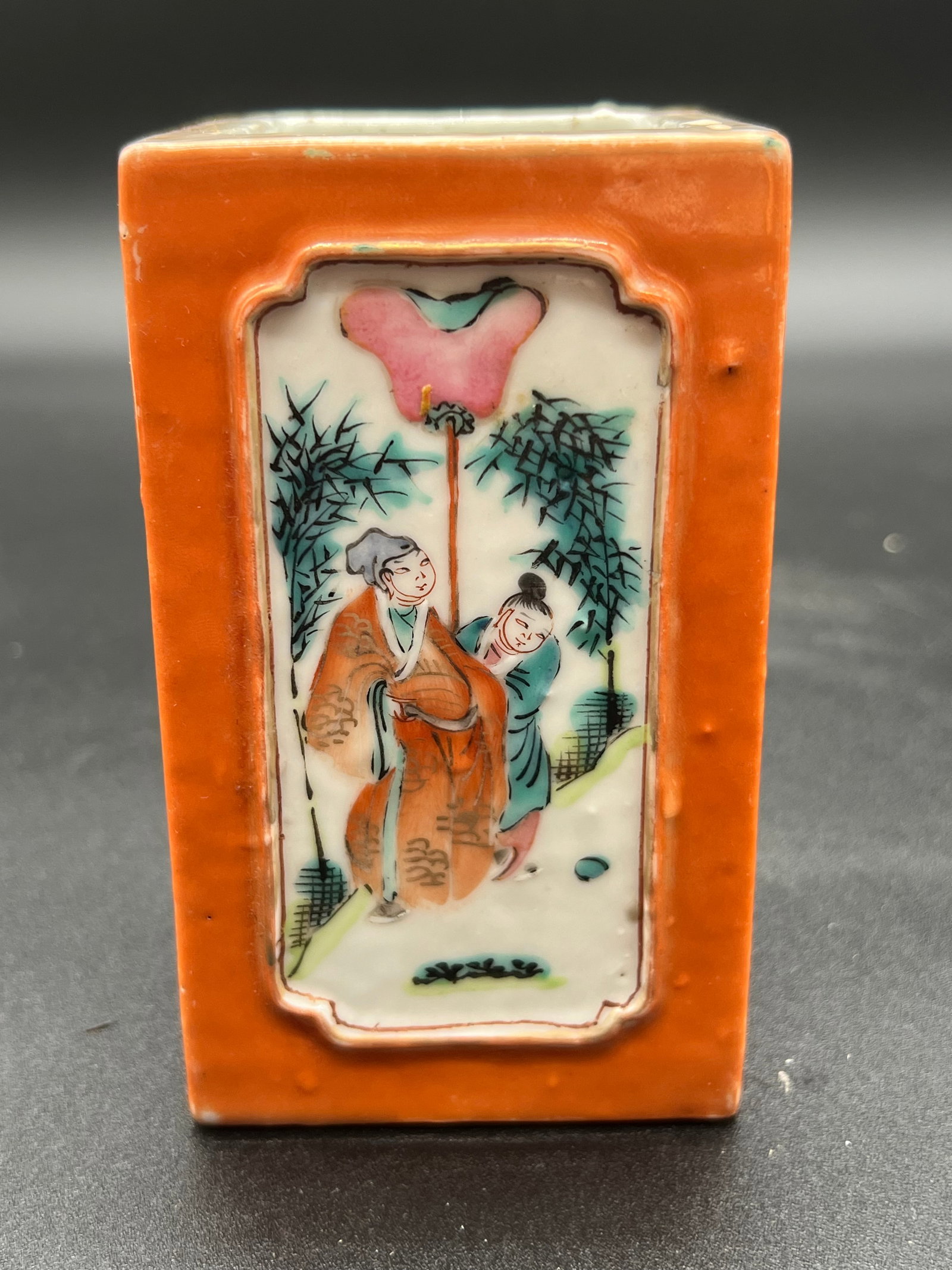 Antique Chinese porcelain rectangular brush pot with TONGZHI FOUR-CHARACTER MARKS IN IRON RED: Height : 4.5 inches, length : 2.7 inches