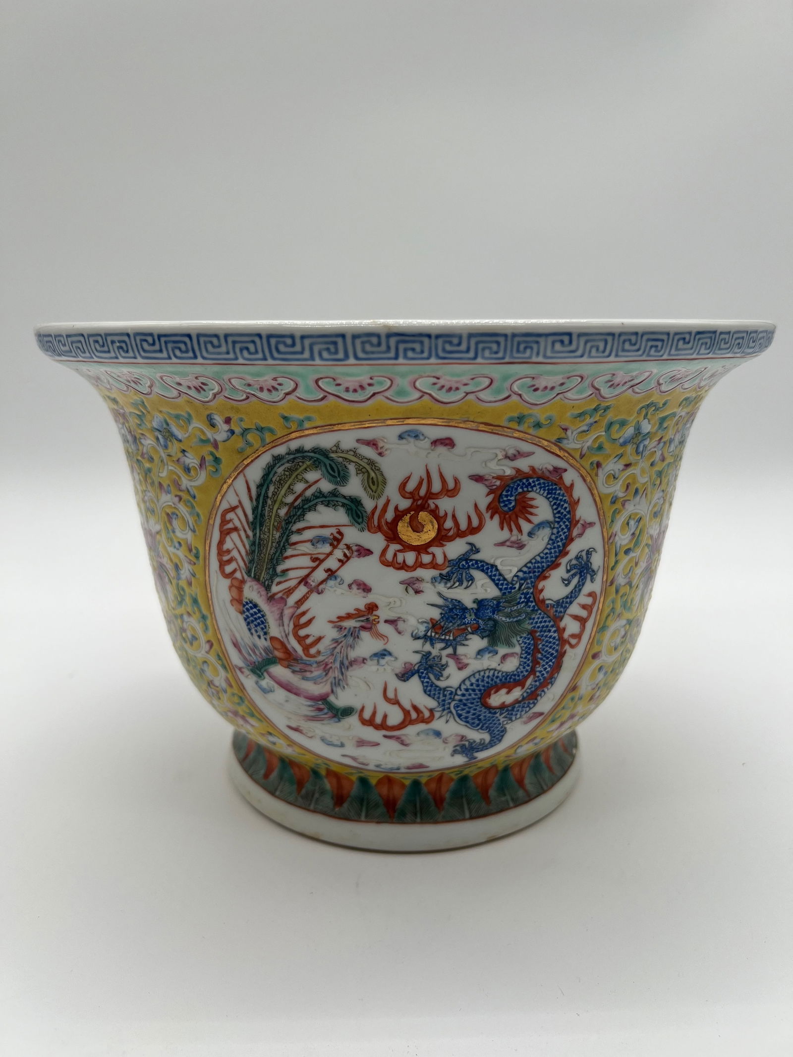 A Chinese porcelain  famille rose planter with QIANLONG SIX-CHARACTER in red iron (1 of 9)