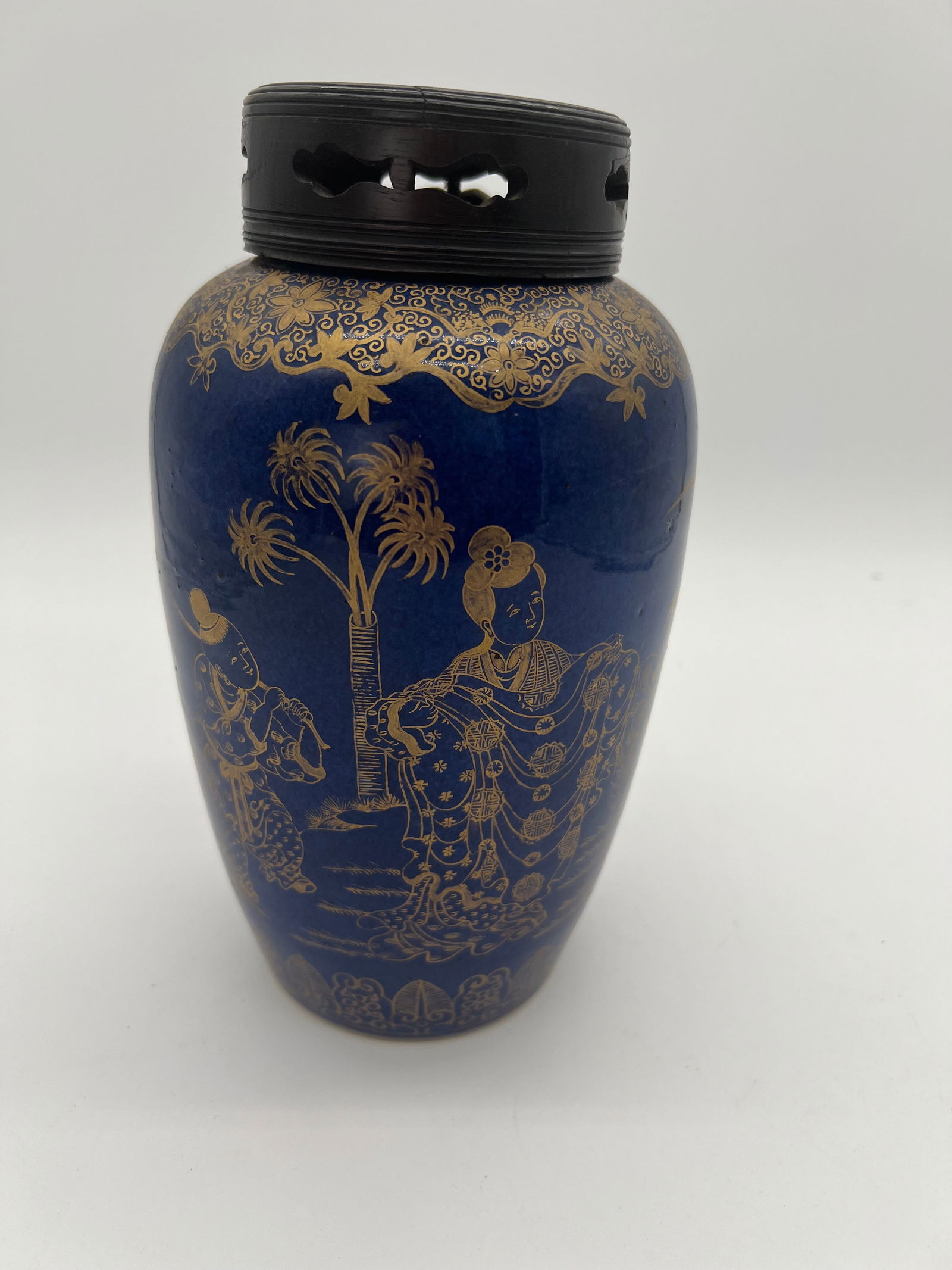 A Chinese gilted cobalt blue porcelain jar with two circle marks (1 of 16)