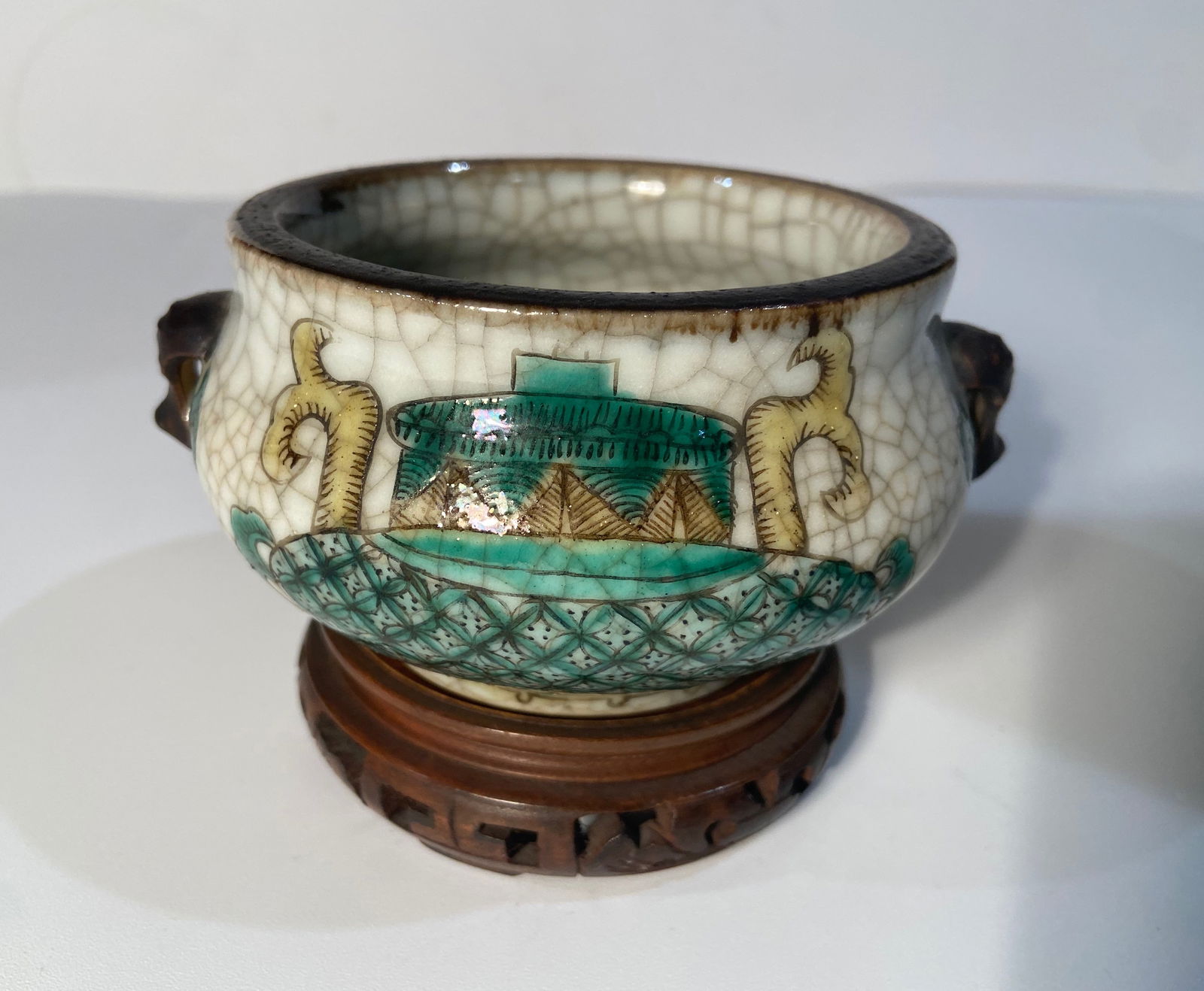 A Chinese porcelain incense burner with CHENGHUA mark (1 of 13)