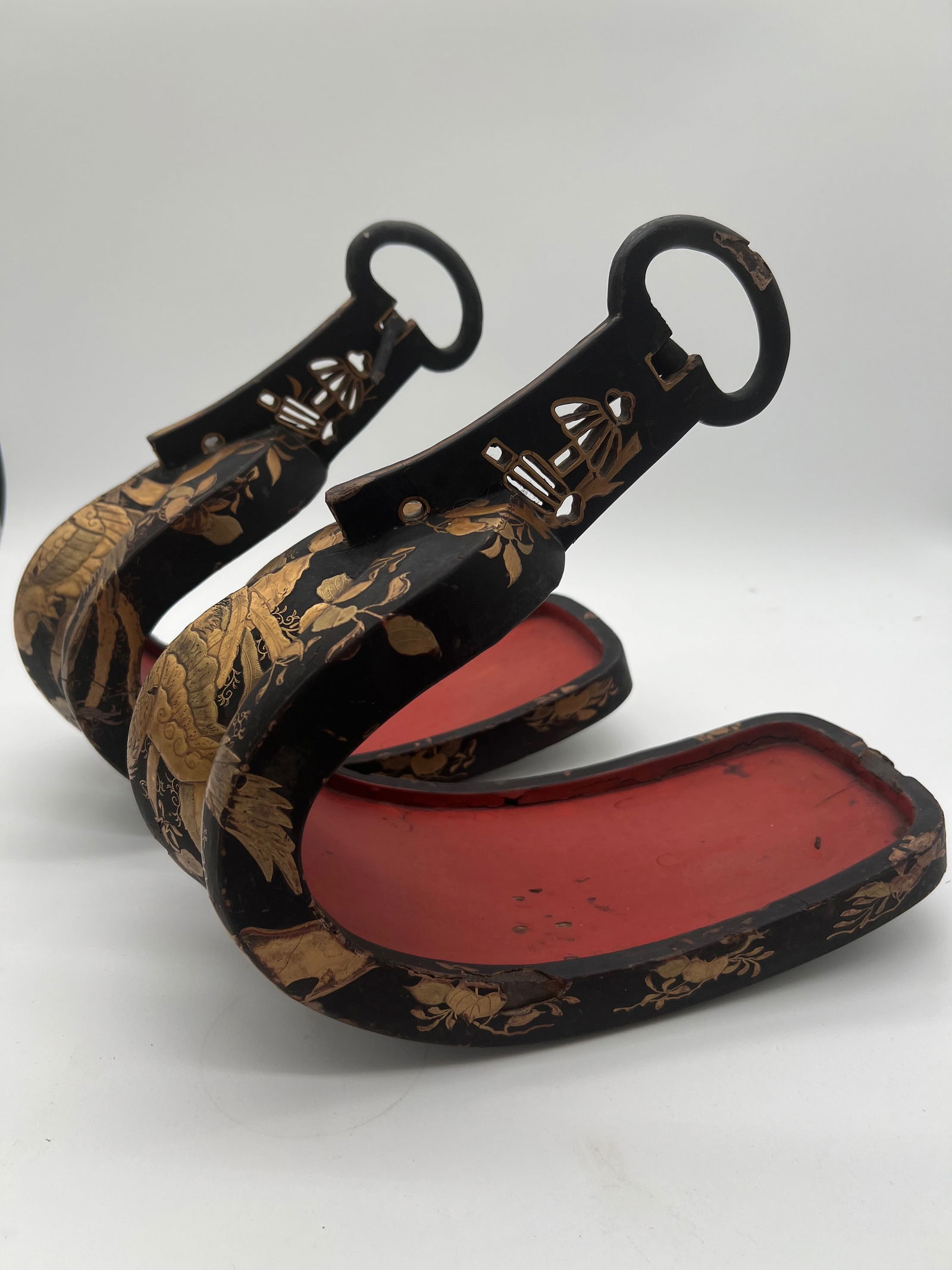 A PAIR OF ABUMI /Japanese lacquered stirrups, EDO PERIOD (1603-1868). (1 of 13)