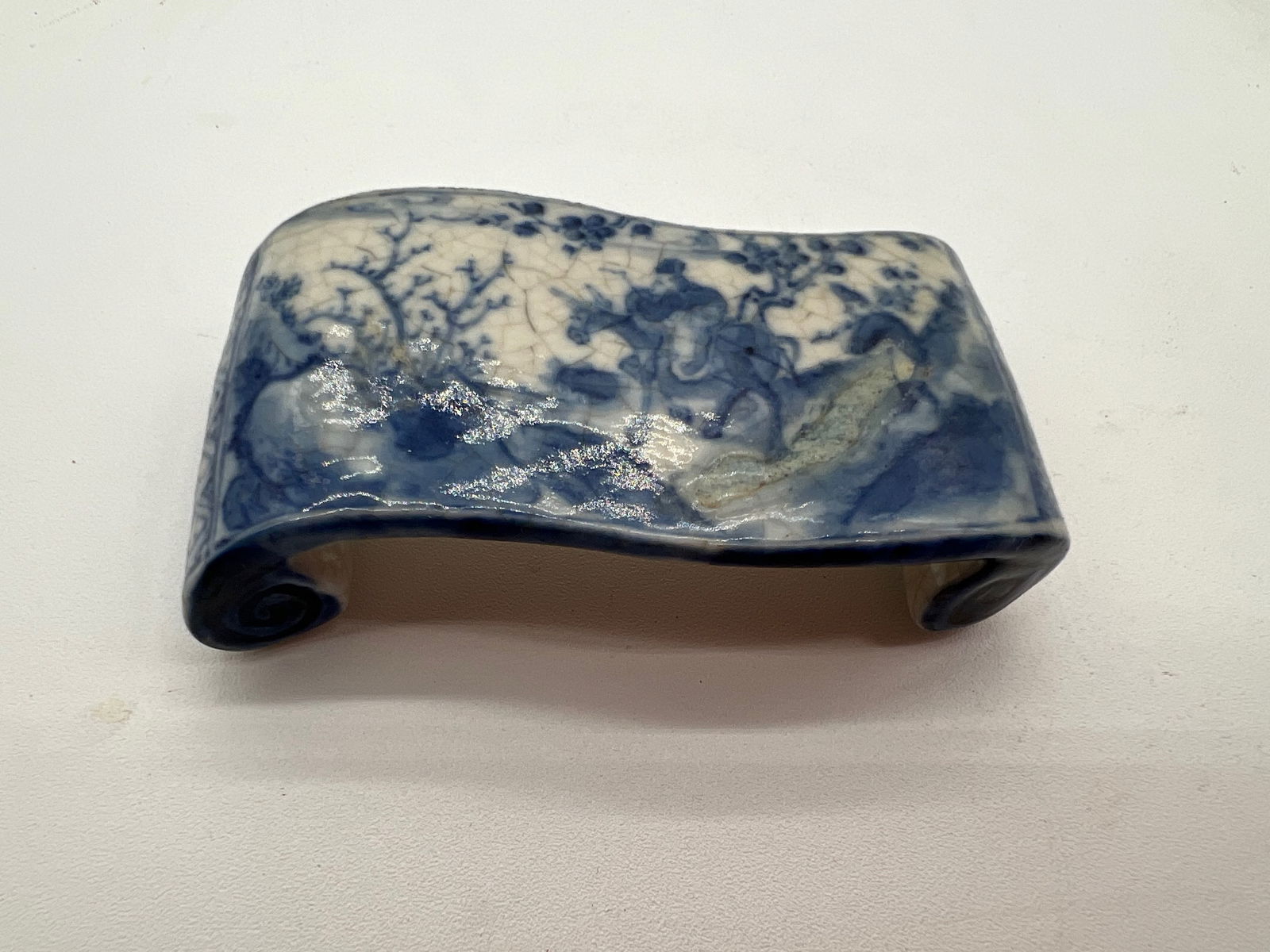 A Chinese blue and white brush rest (1 of 6)