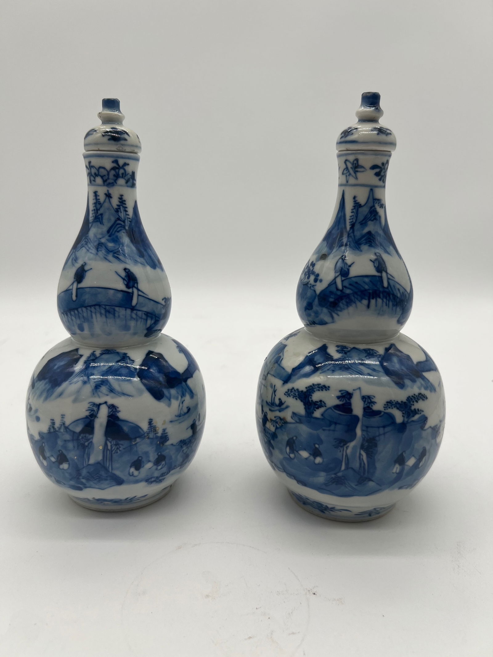 A pair of Chinese blue and white porcelain gourd vases with lid KangXI Four-Charcter Mark (1 of 20)