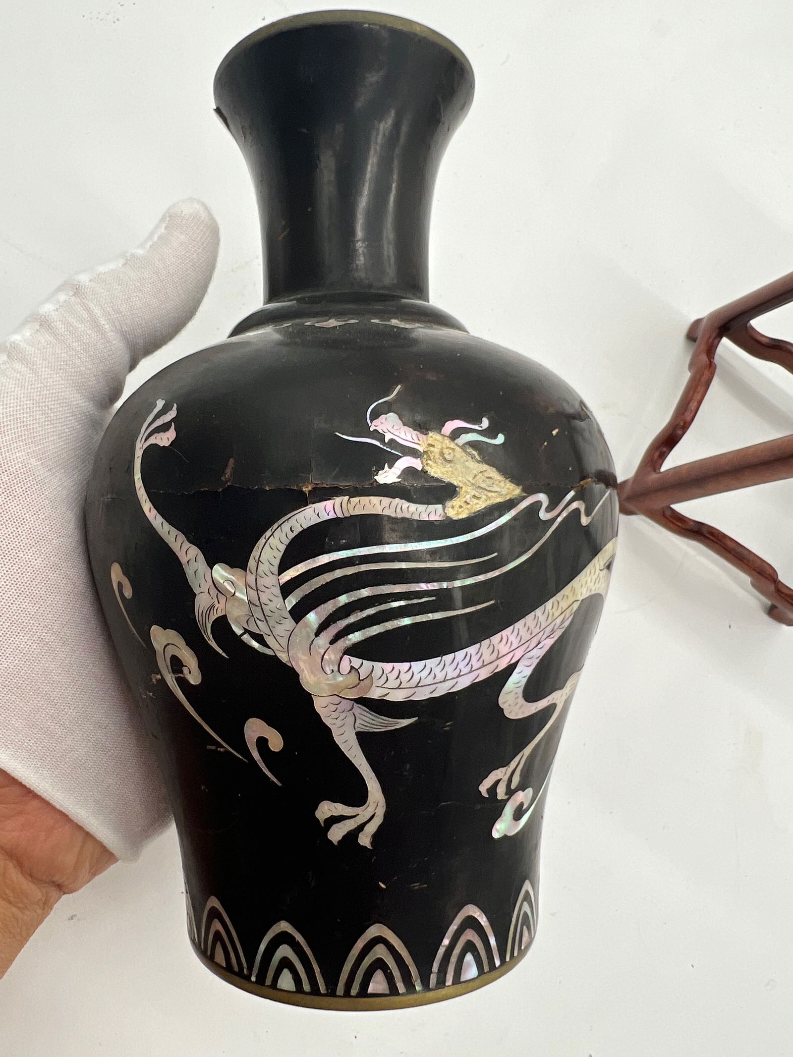 A Korean mother pearl inlaid lacquer bronze vase (1 of 3)