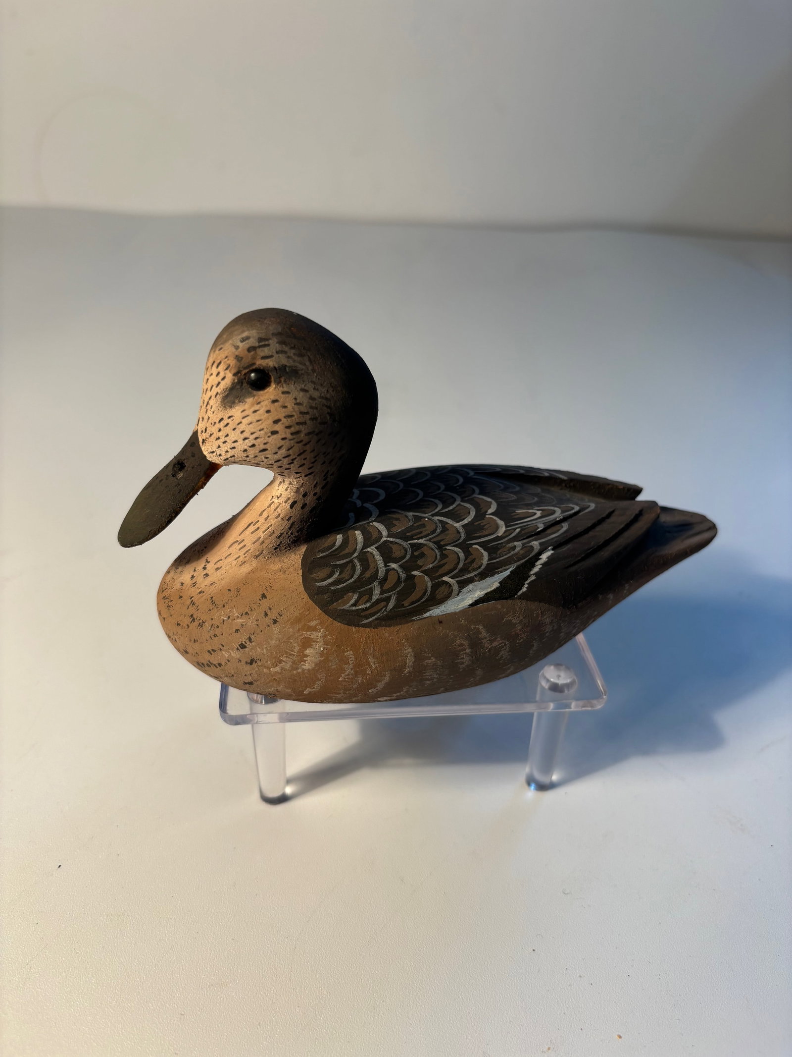 Tom Hunter carved wooden female “Shoveller?? decoy signed: A vintage hand-carved wooden female “Shoveller”, created by Tom Hunter of Flesherton, Ontario, Canada. The artist’s signature and the bird’s description are prominently marked on the botto