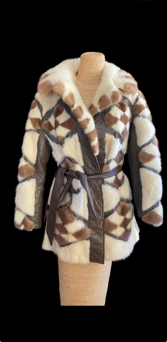 Vintage 100% Fur coat US size M-L designed by John Davis: Vintage 100% Fur coat US size M-LBRAND: " Especially Designed by John Davis Arlington Heights"Total length: 31 inches ; Shoulder width: 17 inches ; Arm length: 24 inches.