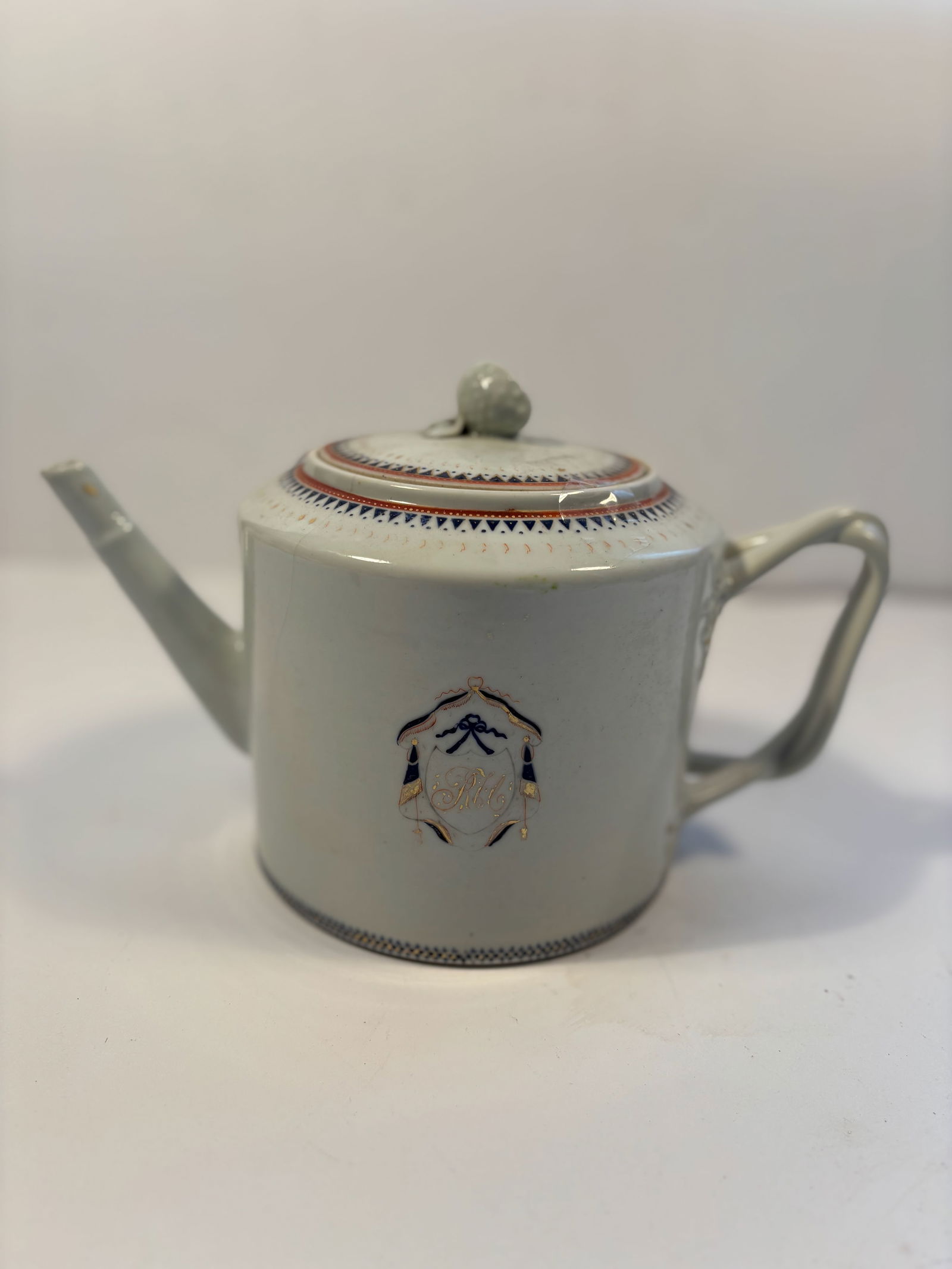 A Chinese export Porcelain teapot (1 of 9)