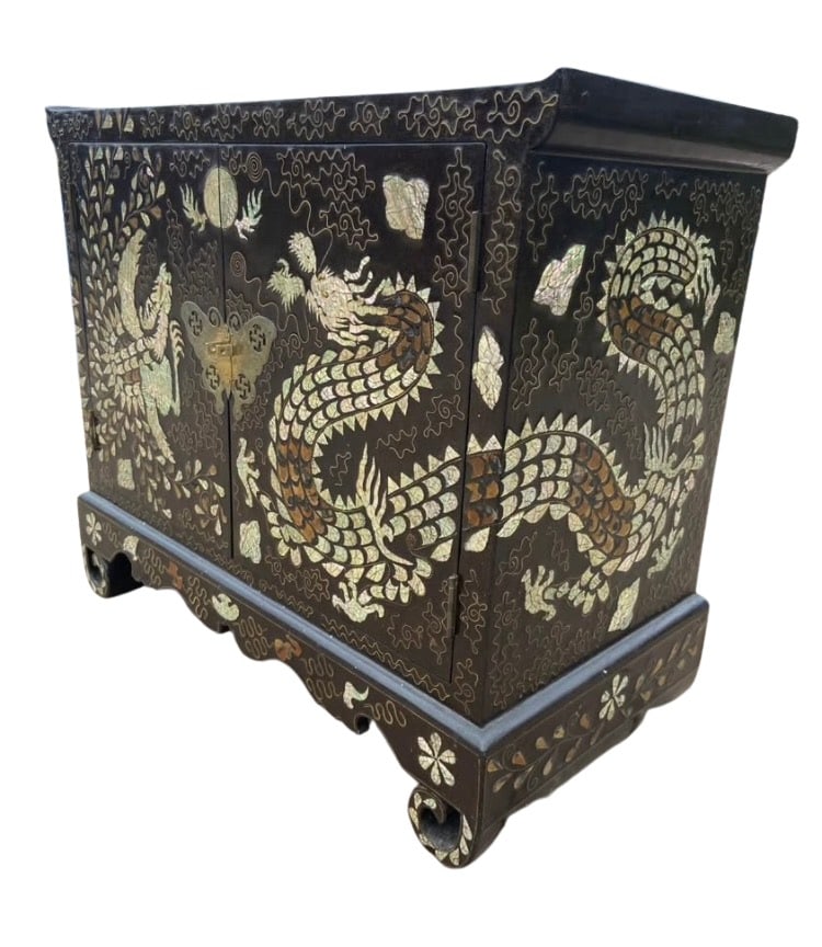A korean lacquer chest with mother-of-pearl and metal wire inlay (1 of 9)