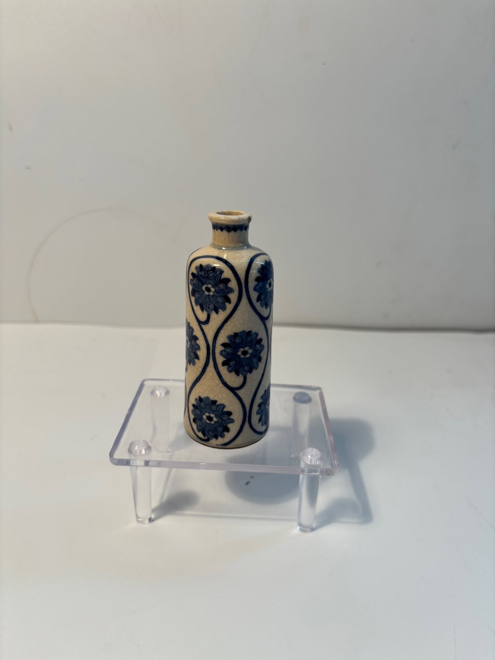 A Chinese blue and white snuff bottle: 18th Century, Height: 3.5 inches / 9 cm