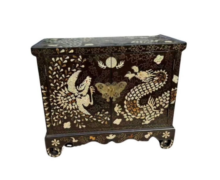 A korean lacquer chest with mother-of-pearl and metal wire inlay (1 of 12)