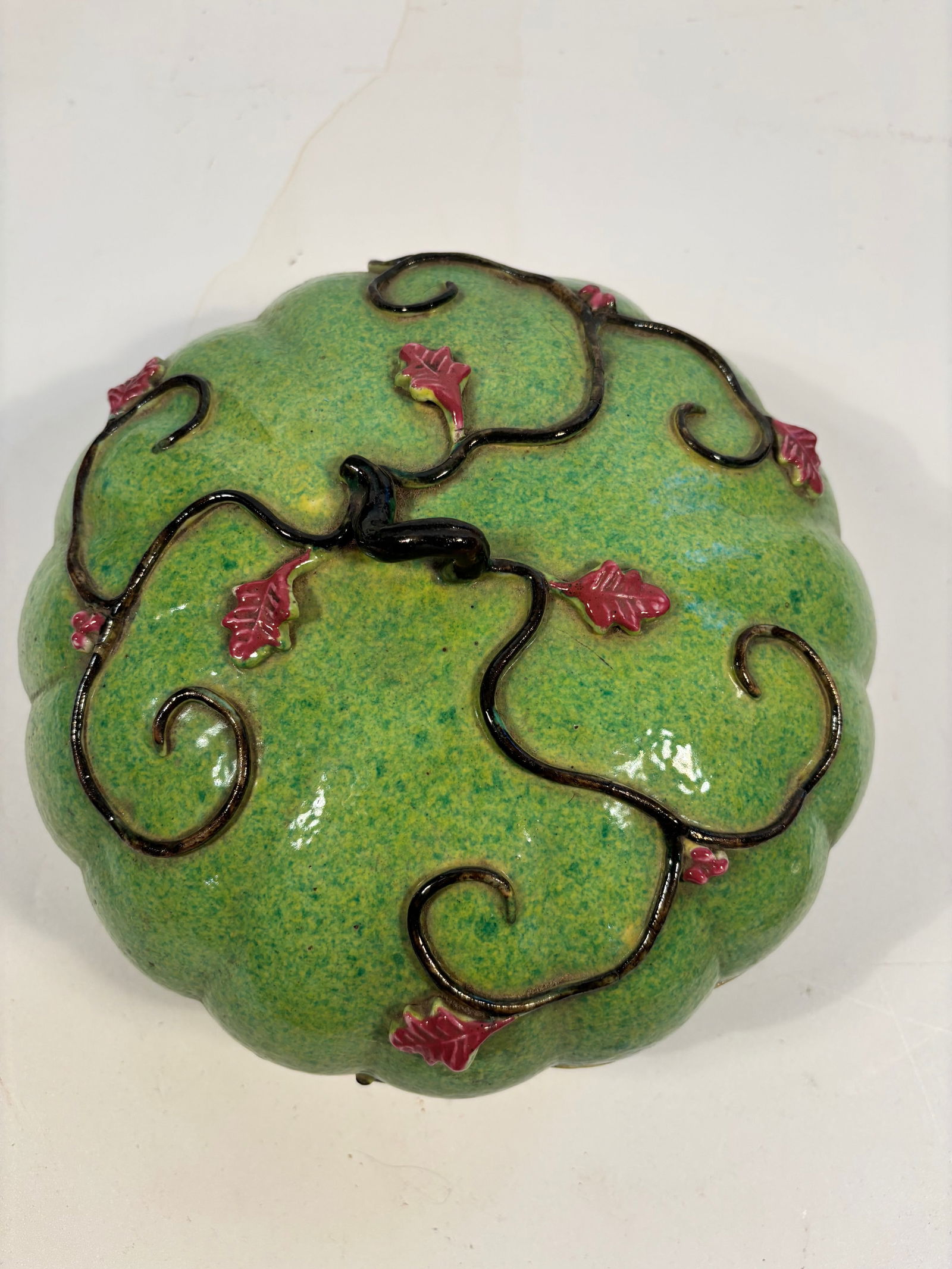 A Chinese green glazed melon shape porcelain box with lid (1 of 8)