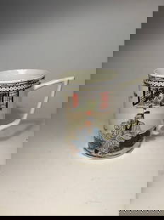 A Chinese famille rose porcelain cup with artist signature"yu di wen ": Republic period (1912-1949) ; This exquisite porcelain mug hails from the Chinese Republic period (circa 1912–1949) and showcases a finely hand-painted depiction of a traditional Chinese scholar ado