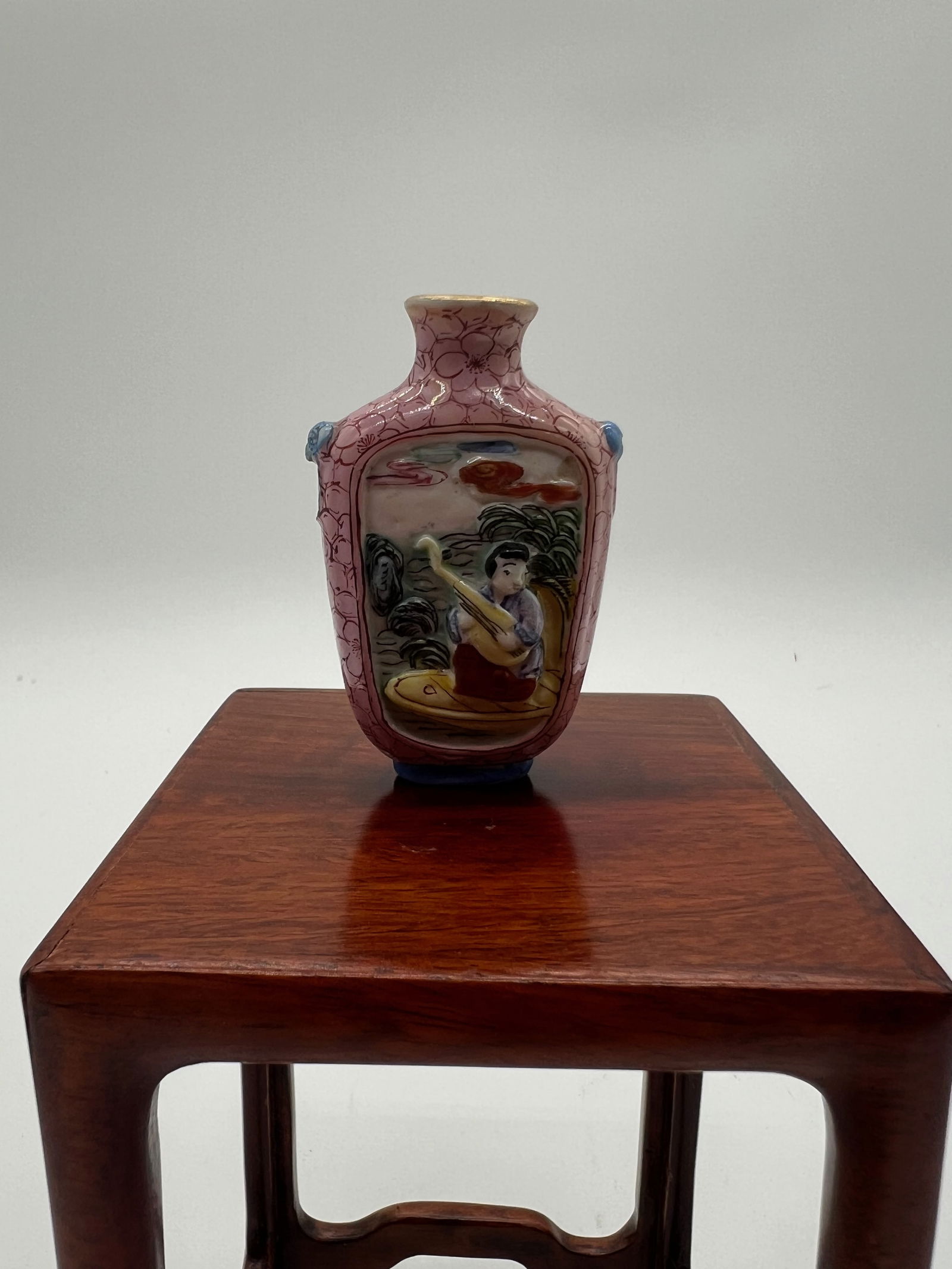 A Chinese Famille Rose Figure Snuff Bottle with QianLong Four- Character Mark (1 of 8)