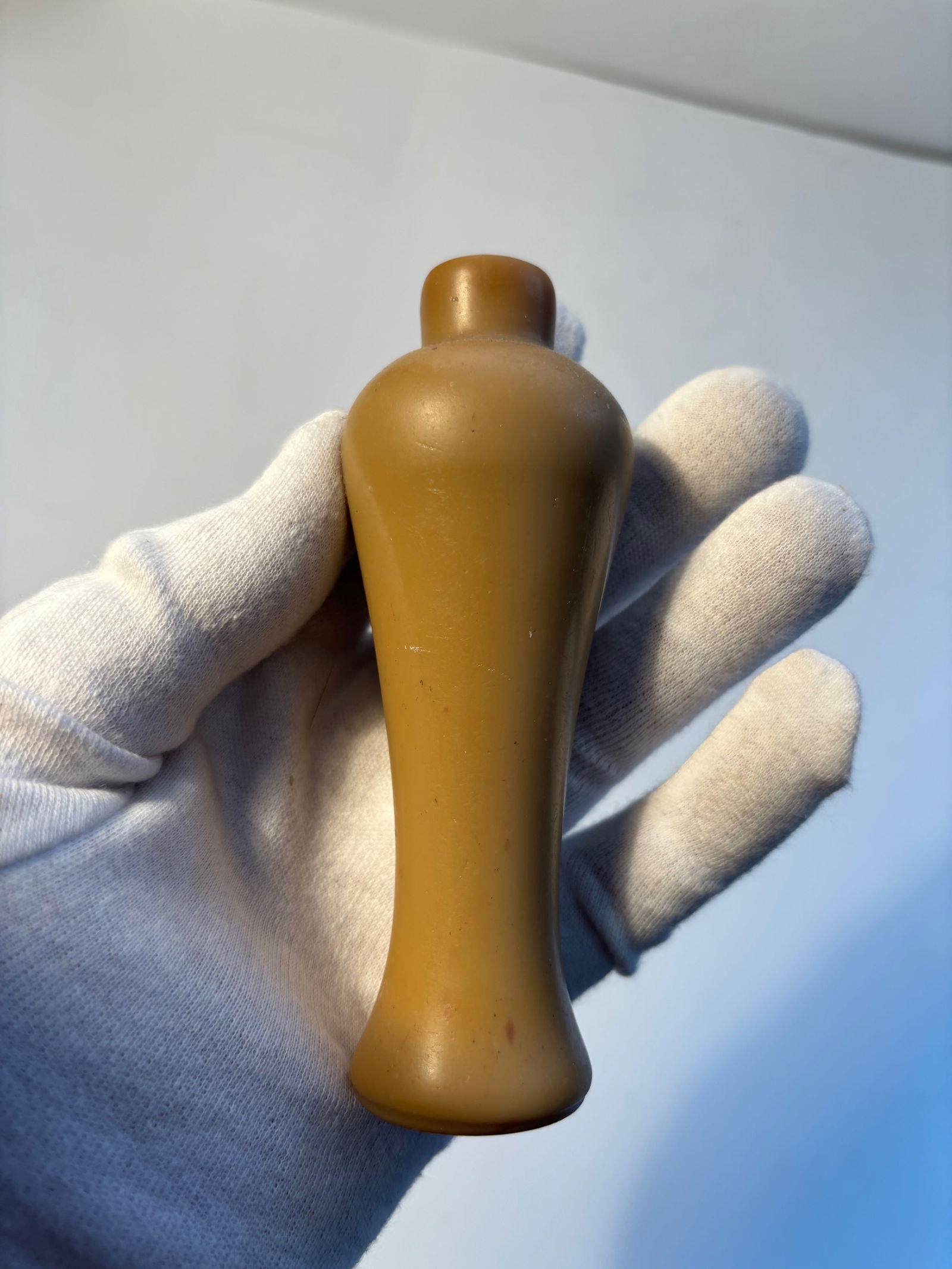 A Chinese light brown glass snuff bottle (1 of 8)