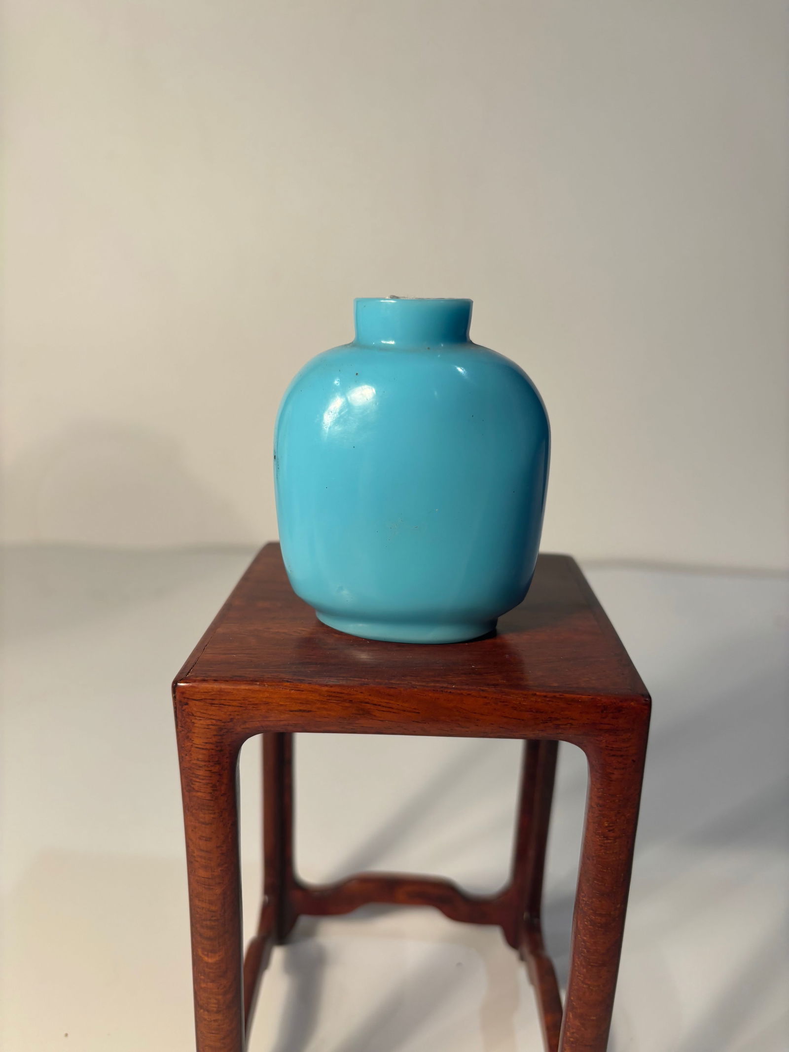 A Chinese blue glass snuff bottle (1 of 6)