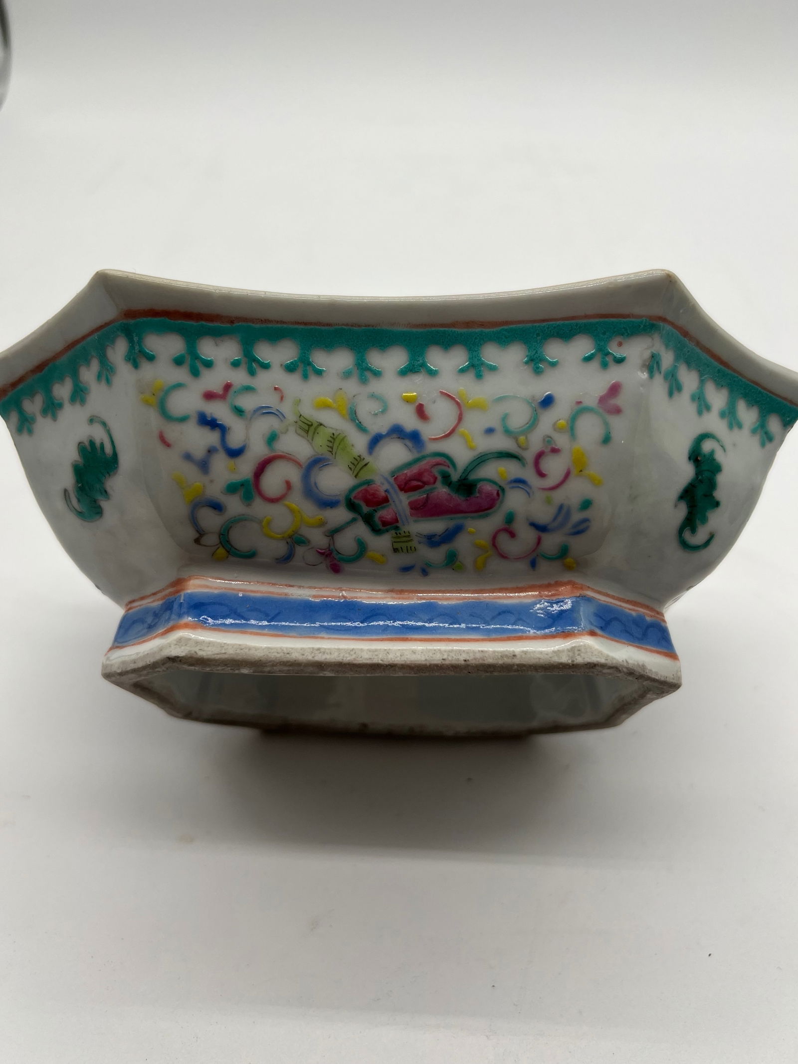 A Chinese famille rose porcelain rectangular bowl with TongZhi Four characters mark in red Iron (1 of 6)