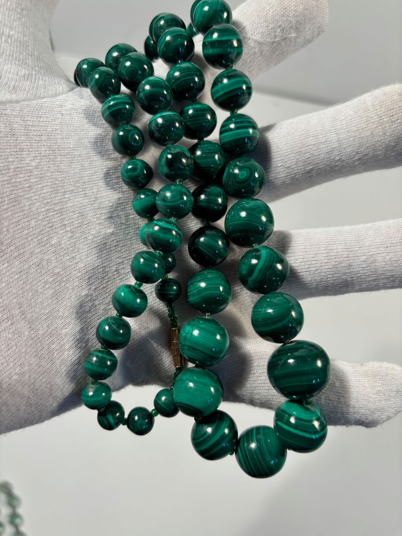 A Long graduated Malachite Beads: bead diameter from 17.8 mm to 8.10mm, Total weight :219gram. Total length:30 inches.