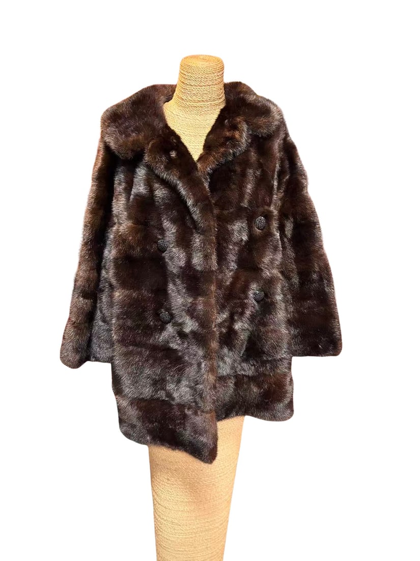 Knollwood Chicago Mink Fur Coat: Mink fur coat by Knollwood Furriers, Chicago, Crafted from lustrous dark mink pelts, arranged in classic horizontal paneling, exhibiting rich color and excellent sheen. The coat features a soft, struc