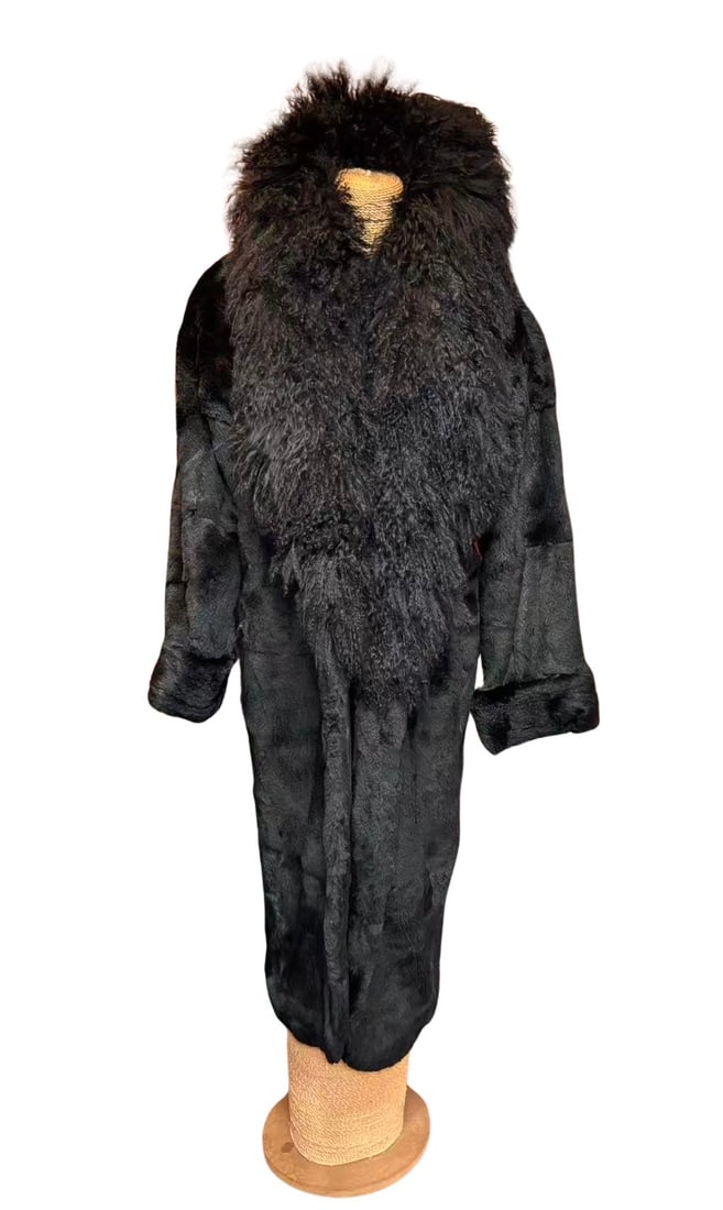 Carole Little Sheared Mink Full-Length Coat with Fox Fur Collar, Robert Bolon Furs (Illinois): Full-length fur coat by Carole Little, crafted by Robert Bolon Furs (Wheeling, Illinois). The coat features a sleek sheared mink body with vertically paneled construction, complemented by a dramatic f