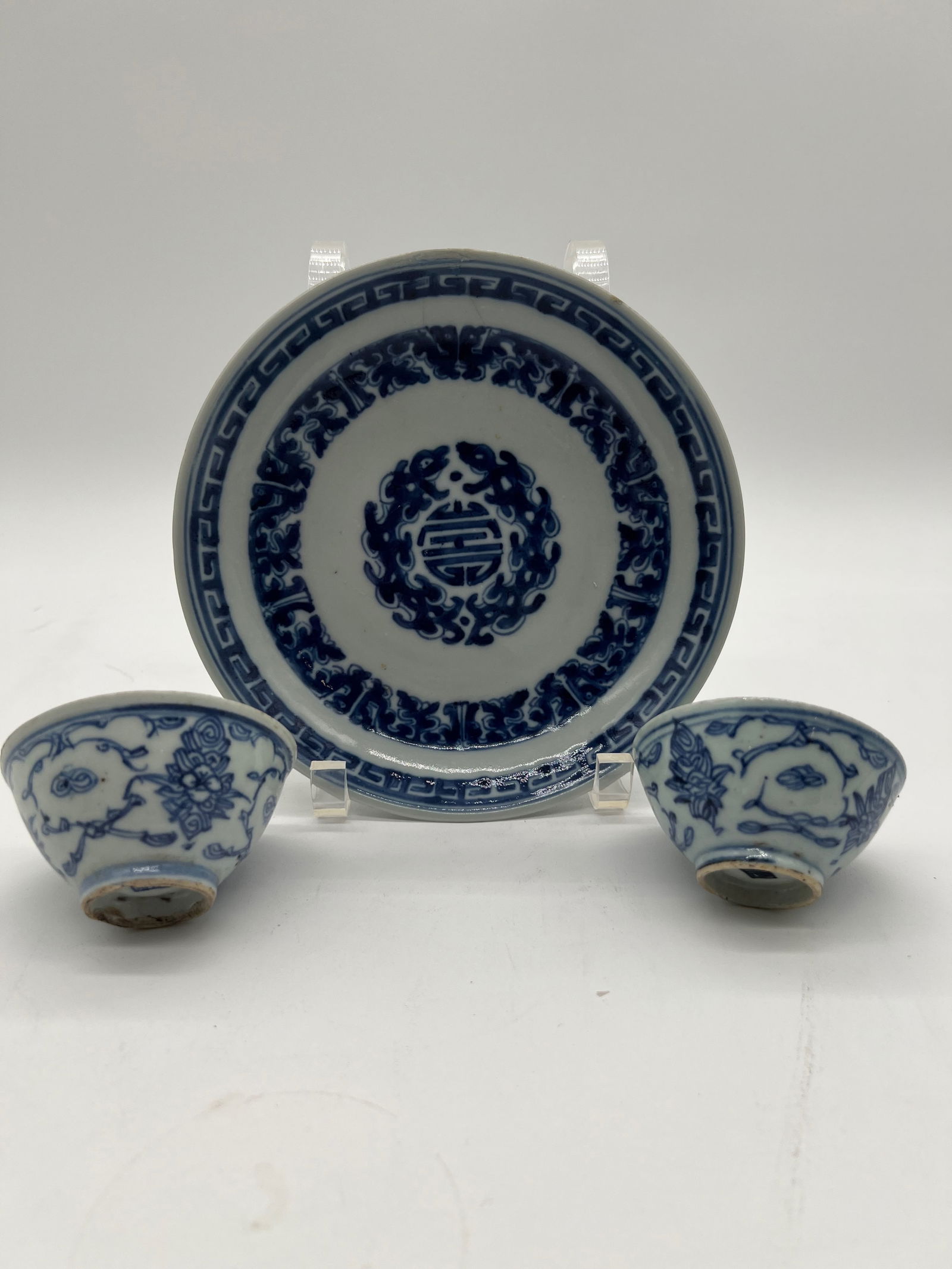 A Chinese blue and white porcelain plate with 2 cups (1 of 7)