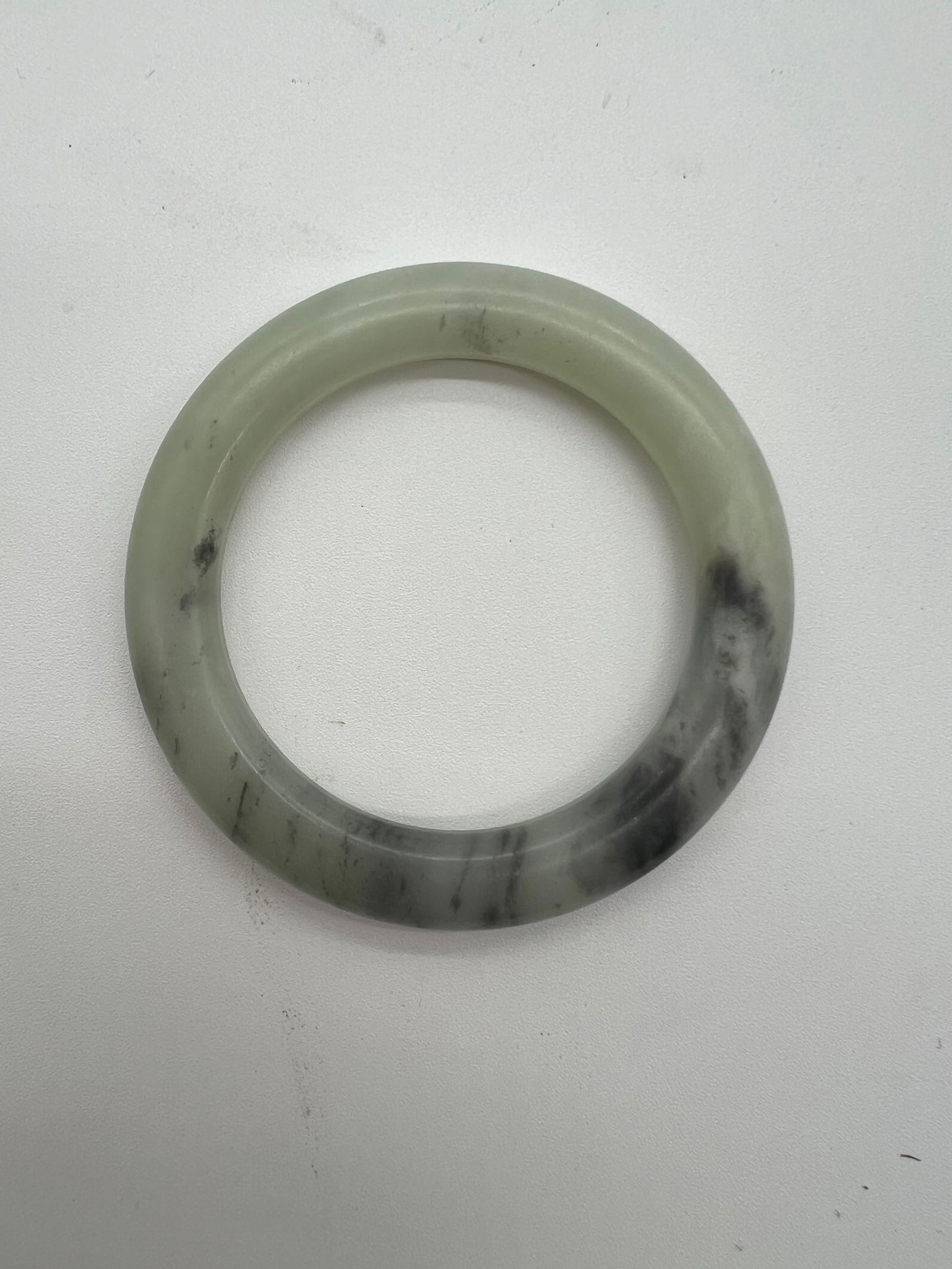 A Chinese “tire-shaped,?? nephrite jade bangle . (1 of 6)