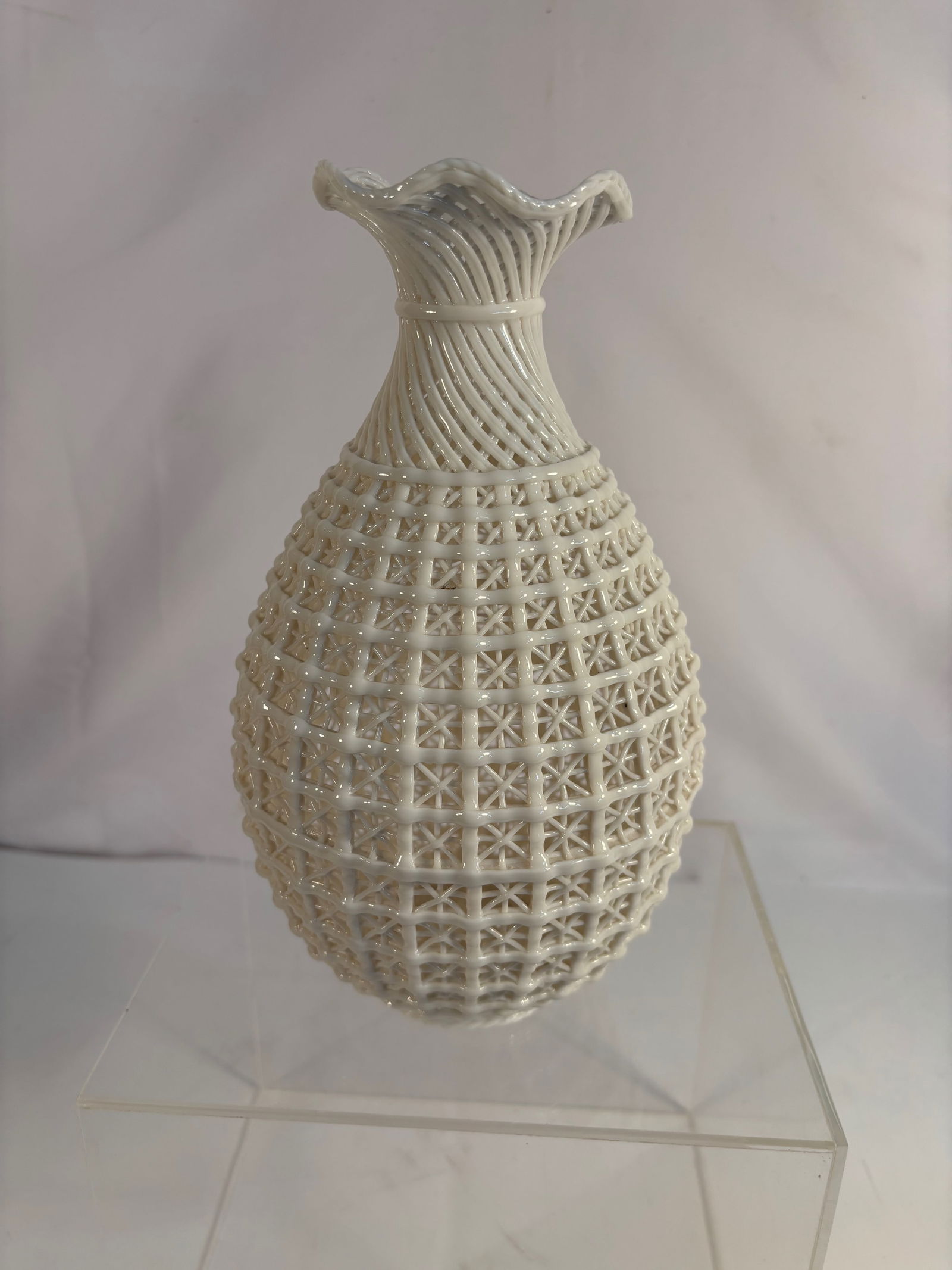 A Chinese Dehua Blanc de Chine Porcelain Vase with Openwork Lattice Design and Scalloped Rim (1 of 7)