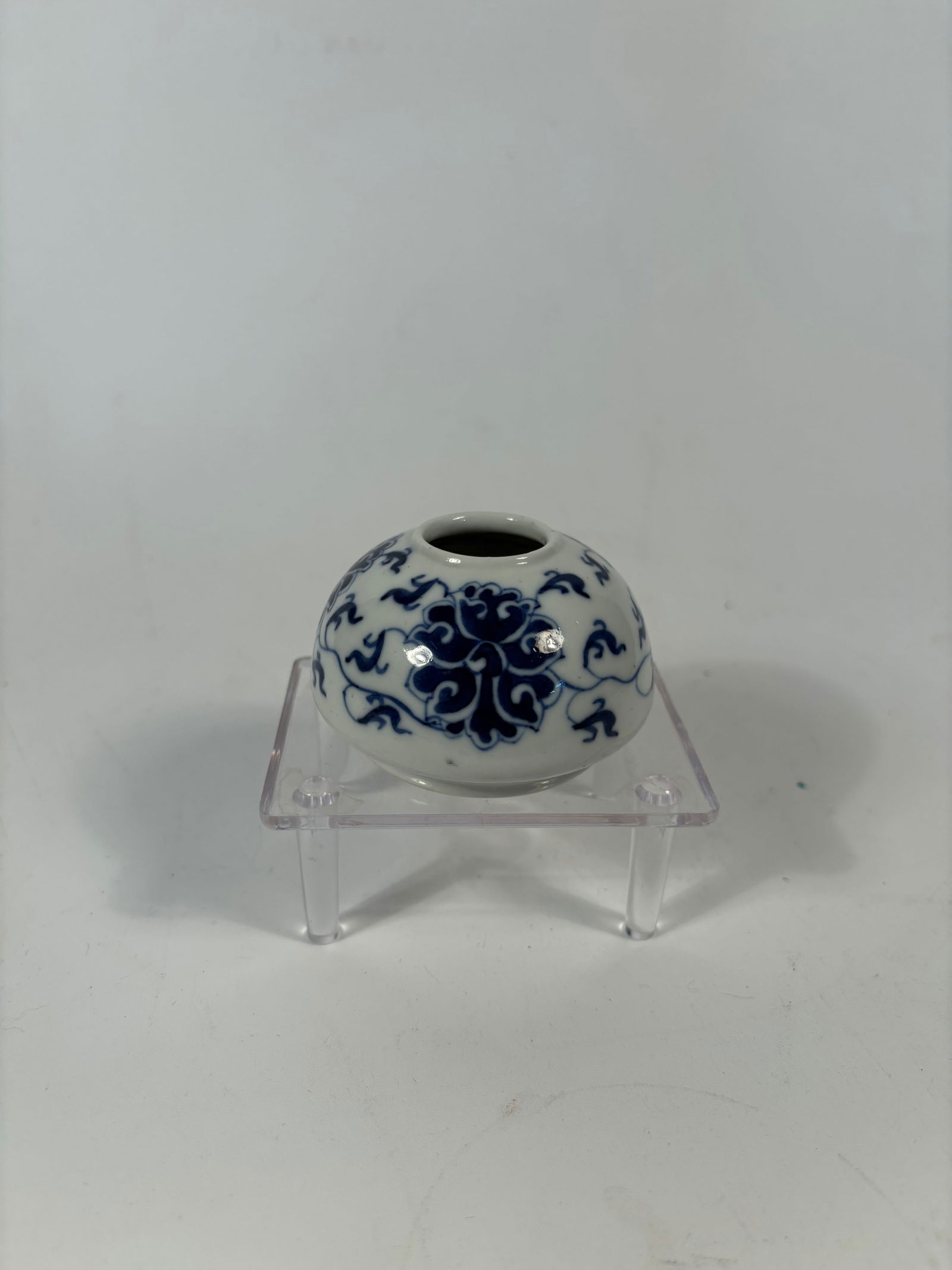 A Chinese blue and white porcelain water pot (1 of 11)