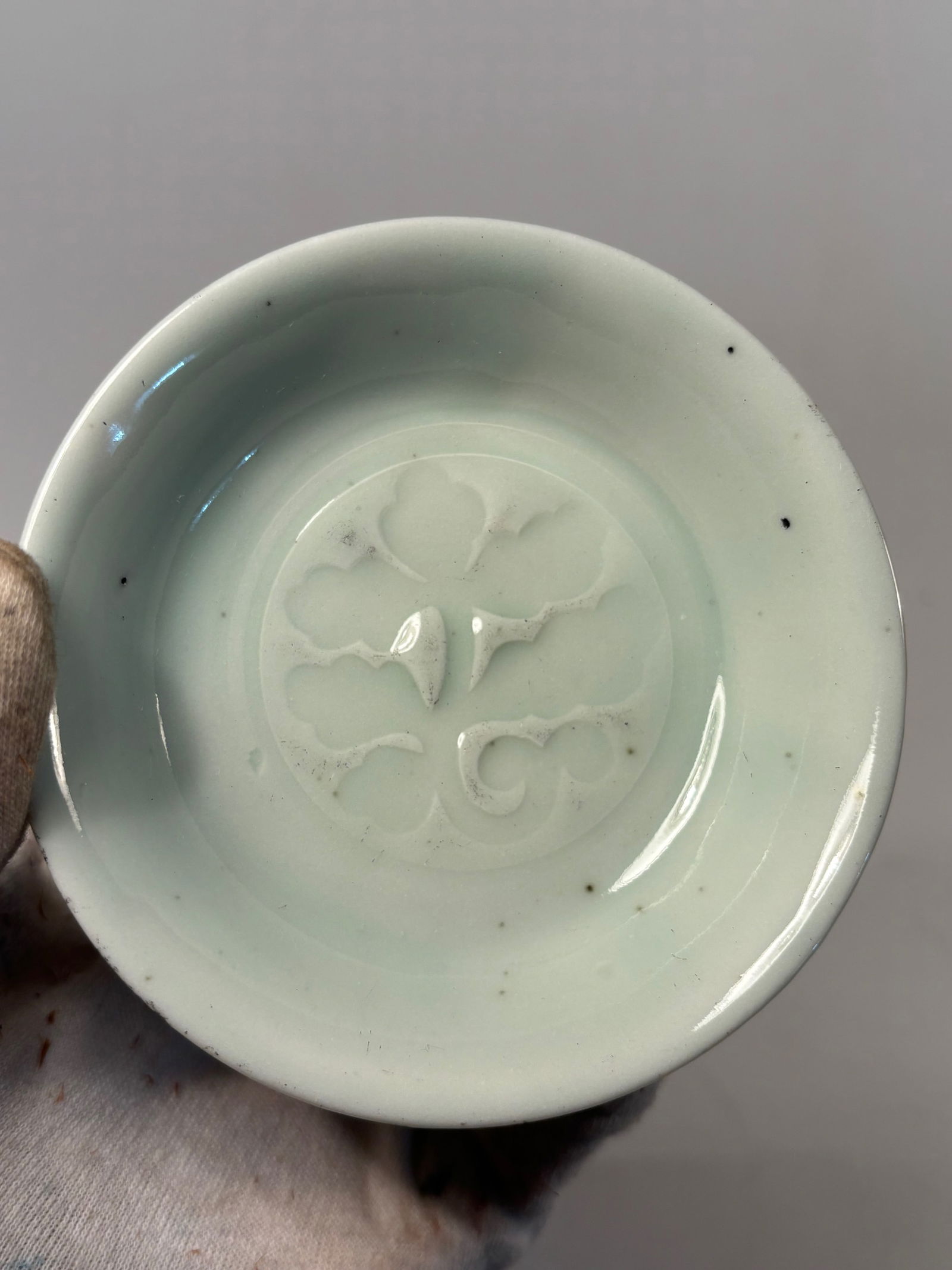 A Chinese celadon-glazed dish with MARK 'WAN LI NIAN ZHI' (1 of 7)