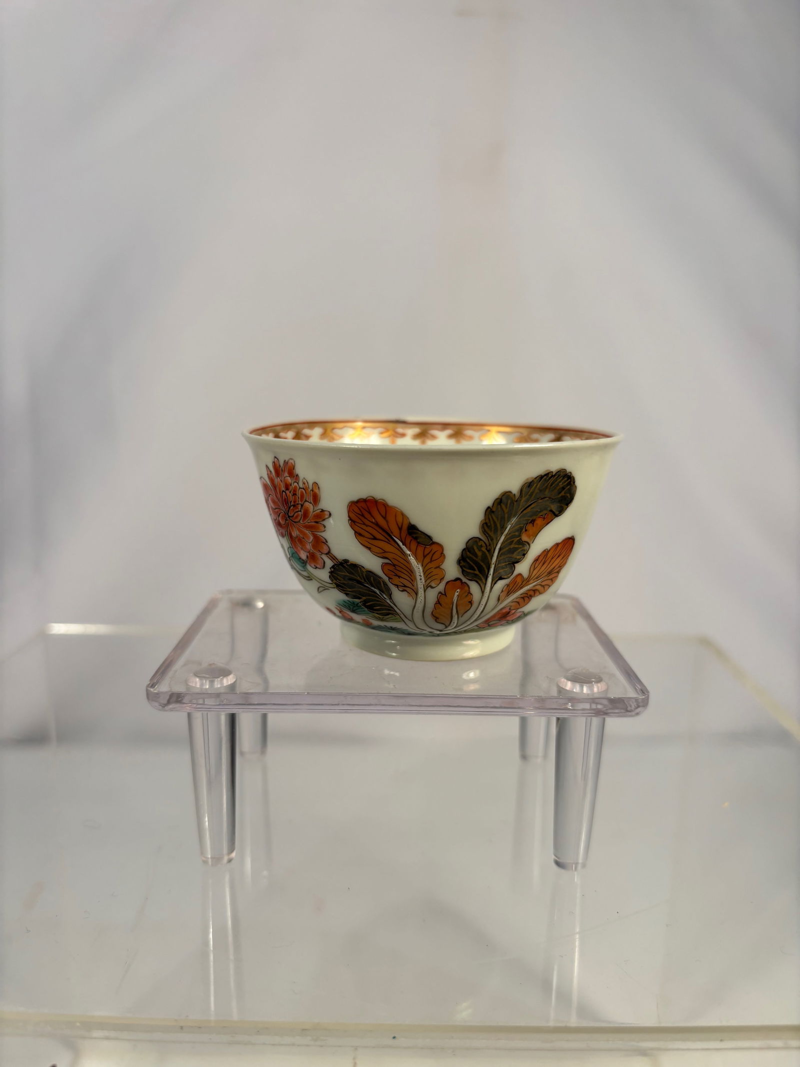 A Chinese famille rose Porcelain Tea Bowl with Floral Enamels, Kangxi–Yongzheng Period: Kangxi to Yongzheng period (circa late 17th–early 18th century); Chinese porcelain tea bowl, Kangxi to Yongzheng period (circa 1690–1730), finely potted with rounded sides rising from a low foot.