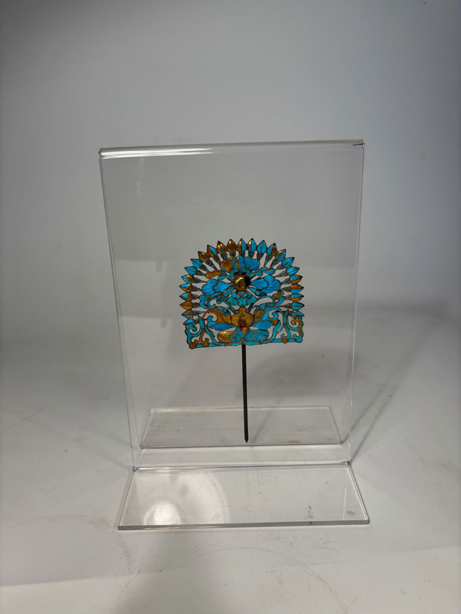 A Chinese Gilt Silver and Kingfisher Feather Hairpin mounted pink tourmaline: An exquisite antique Chinese hair ornament, likely from the late Qing Dynasty or early 20th century, featuring intricate openwork metal with a gilded finish and vibrant kingfisher feather inlay. The v