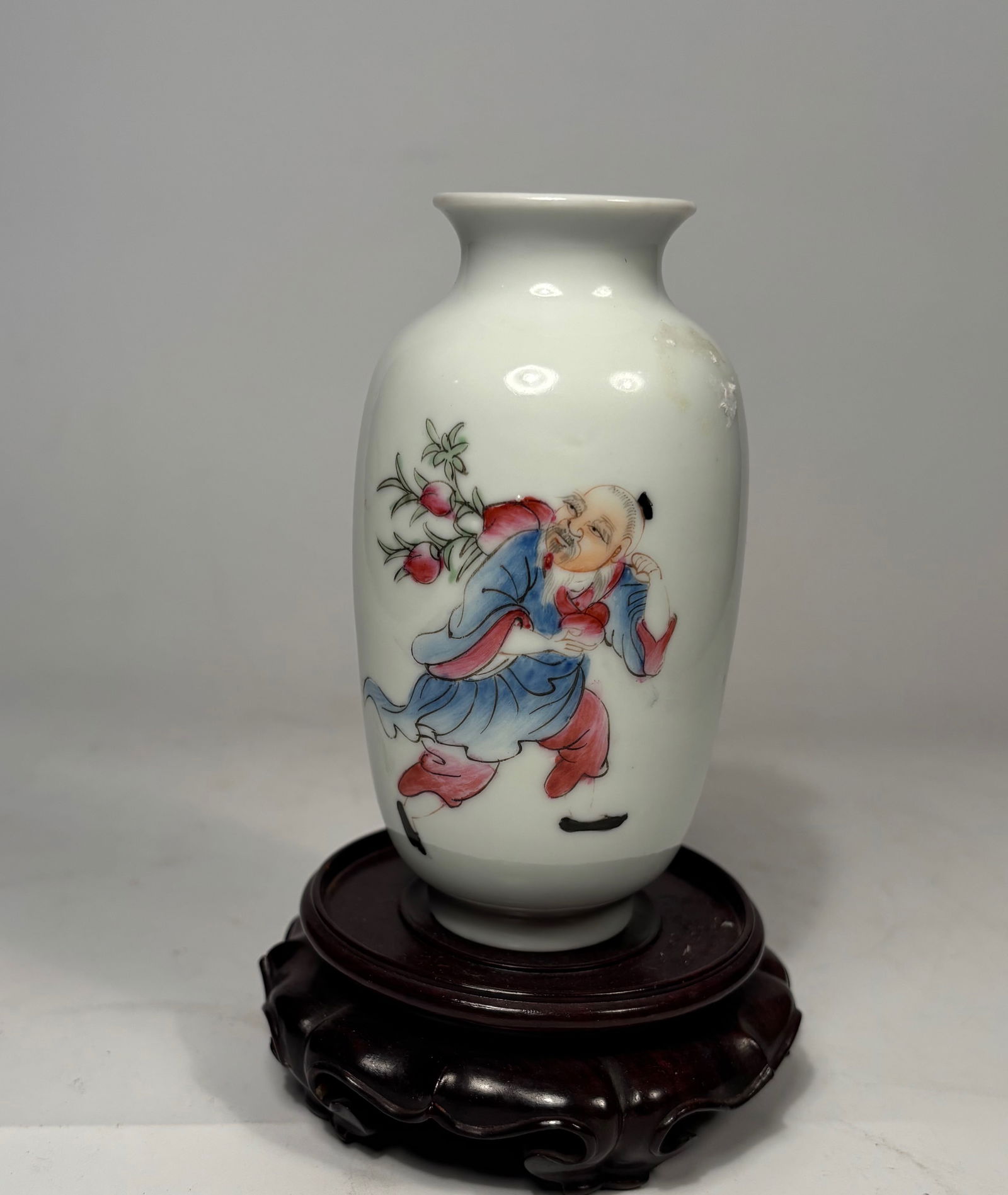 A Chinese Famille Rose Porcelain Vase With QianLong mark (1 of 6)