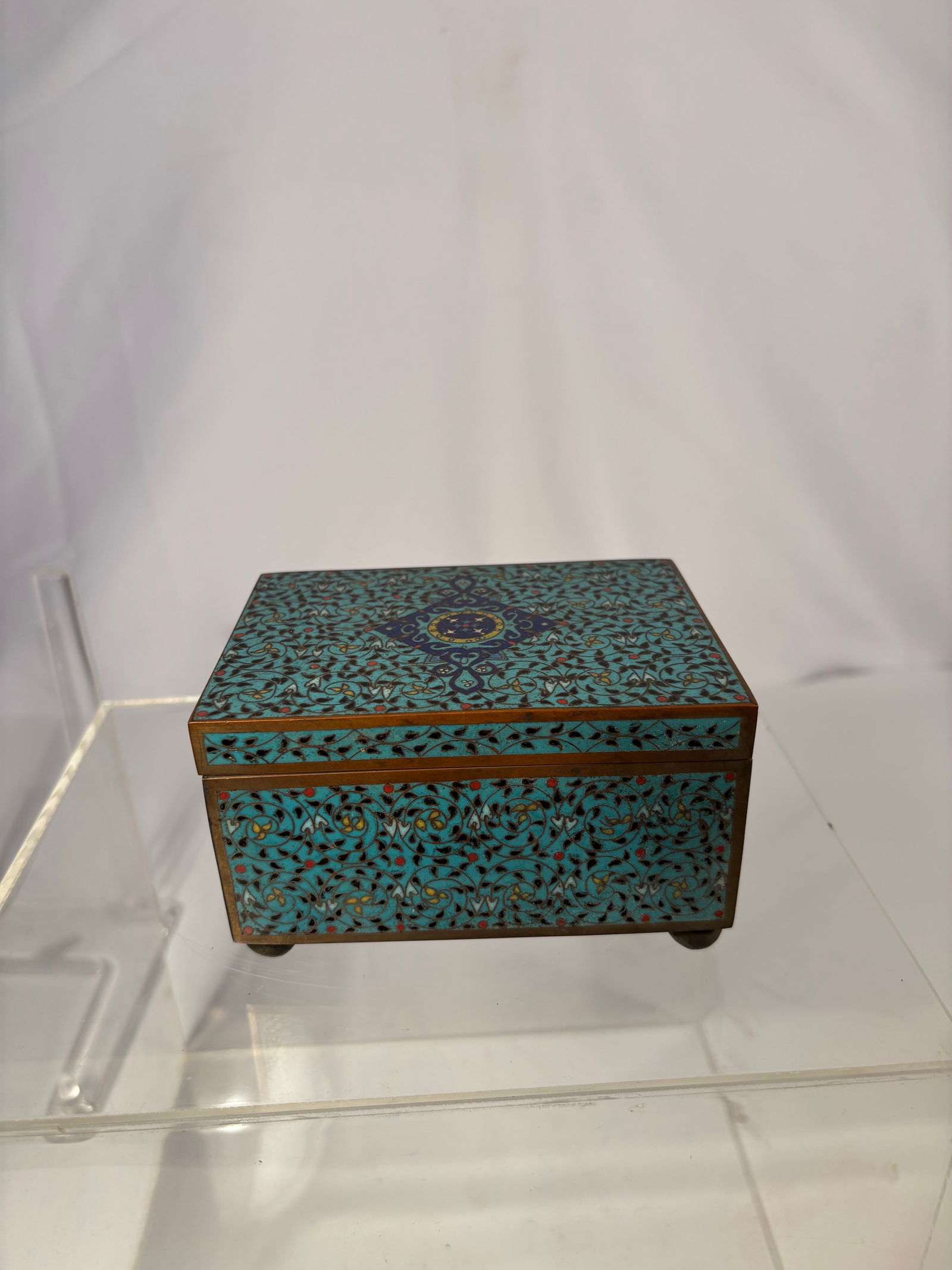 A Chinese Cloisonné Enamel Box, Qing dynasty(1644-1912) (1 of 8)